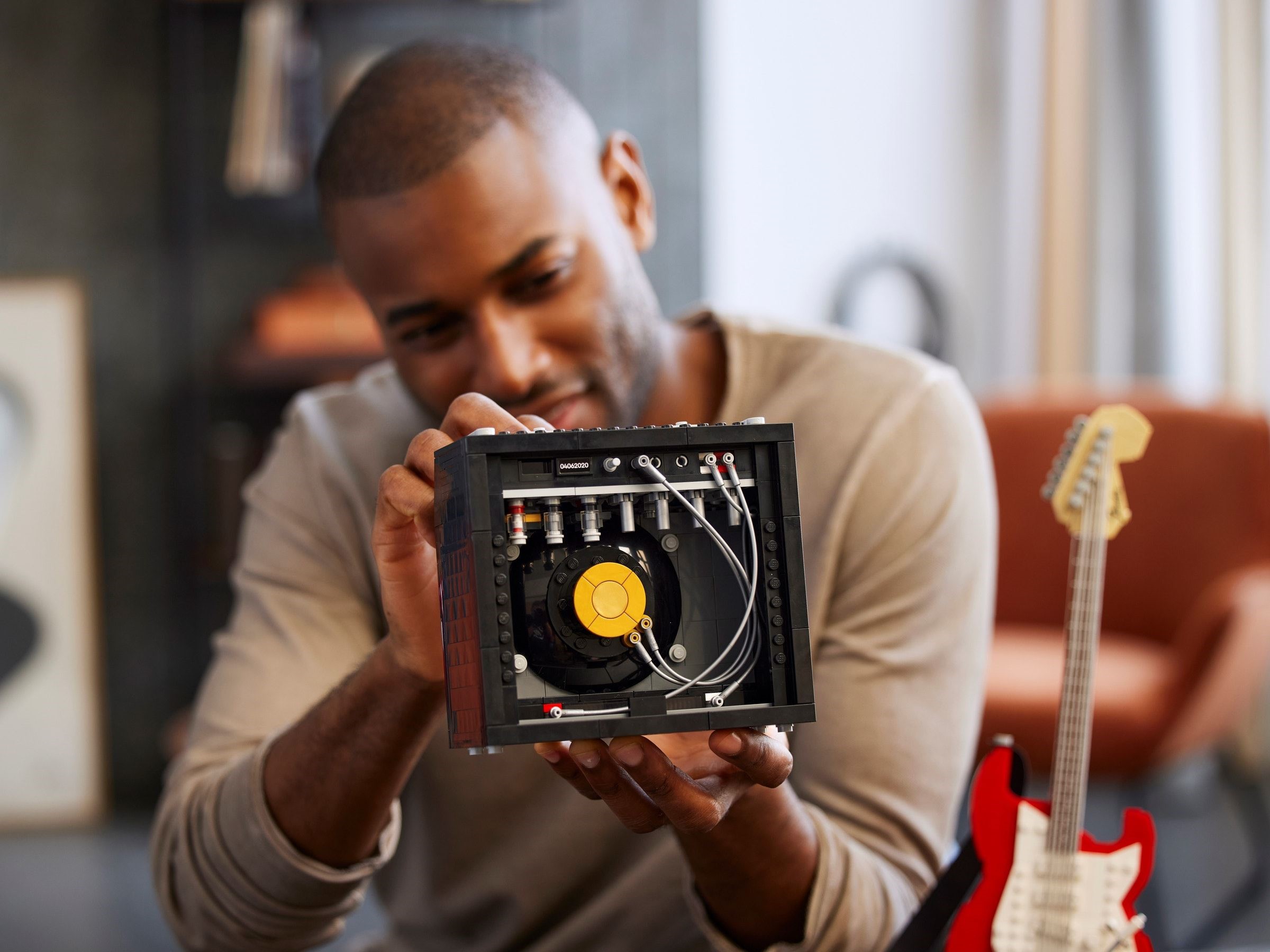 Конструктор LEGO Ideas Гитара Fender Stratocaster 2065 дет. - фото 7