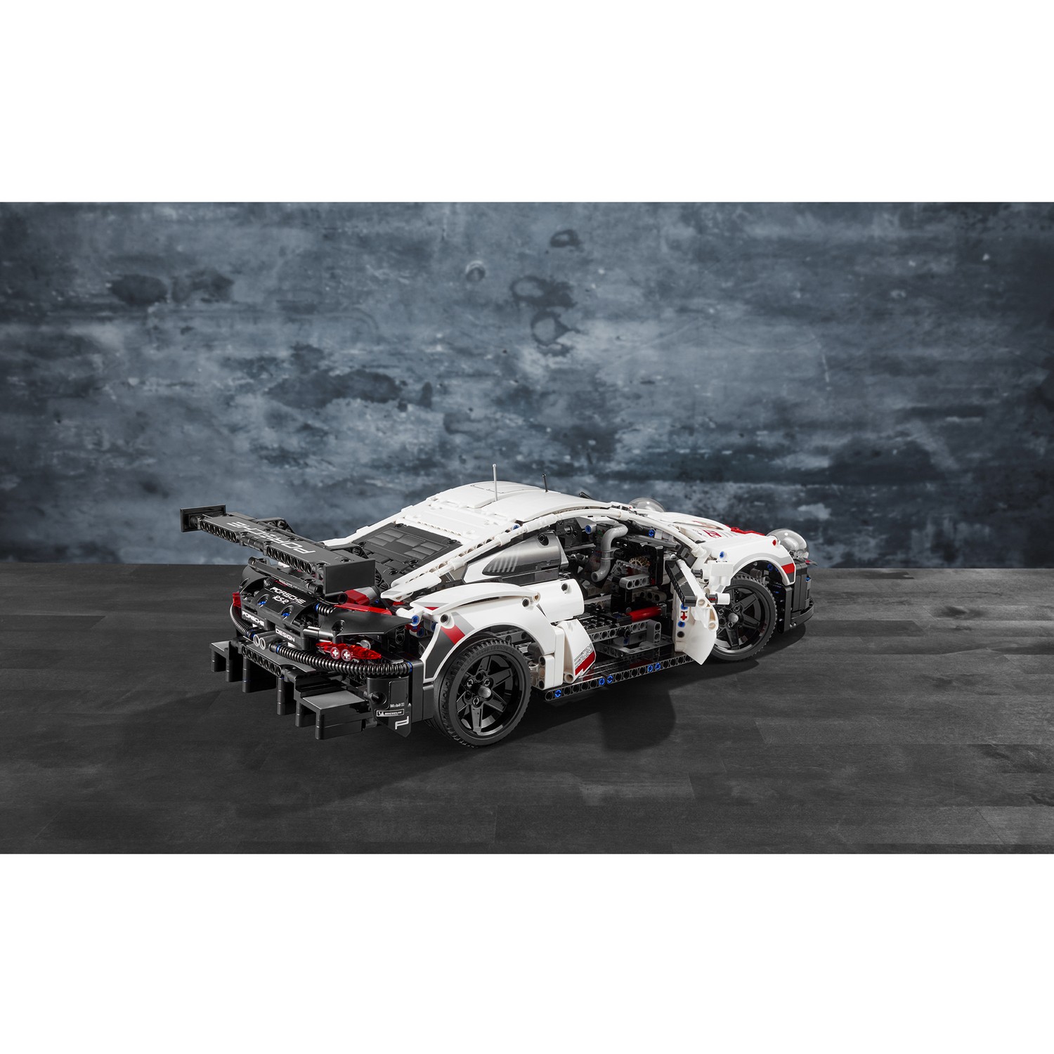 Конструктор LEGO Technic Porsche 911 RSR 1580 дет. - фото 5