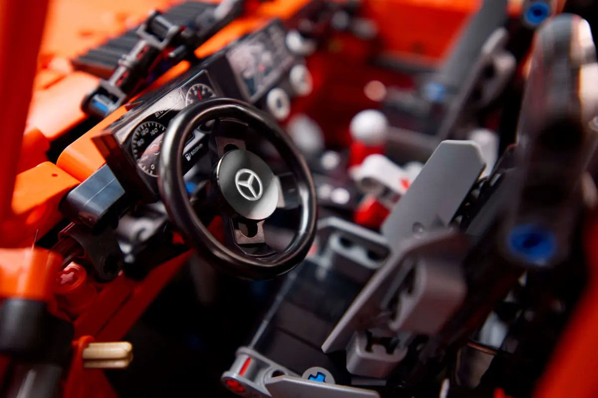 Конструктор LEGO Technic Mercedes-Benz G500 2891 дет. - фото 8