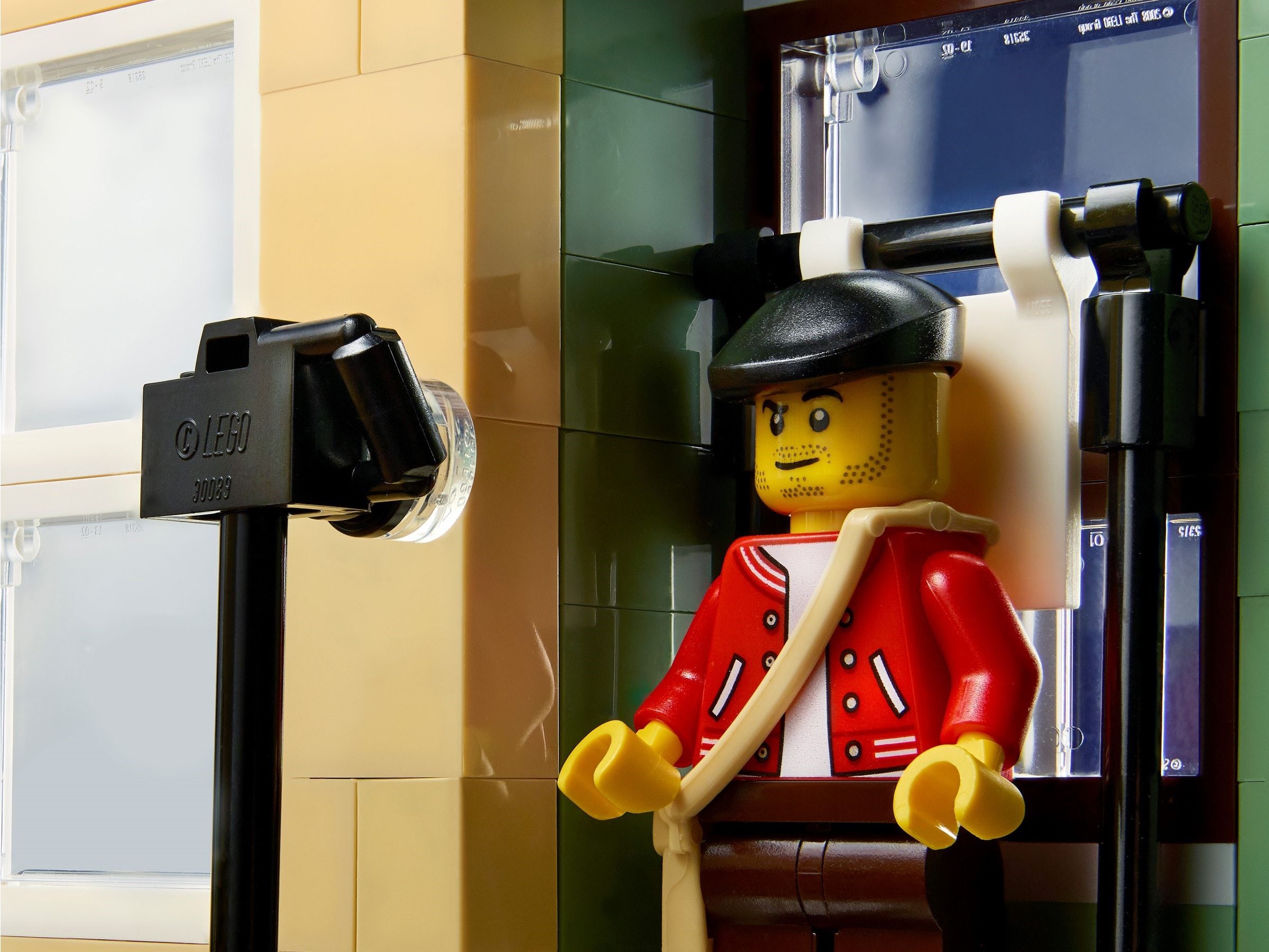 Конструктор LEGO Icons 10278 2923 дет. - фото 9