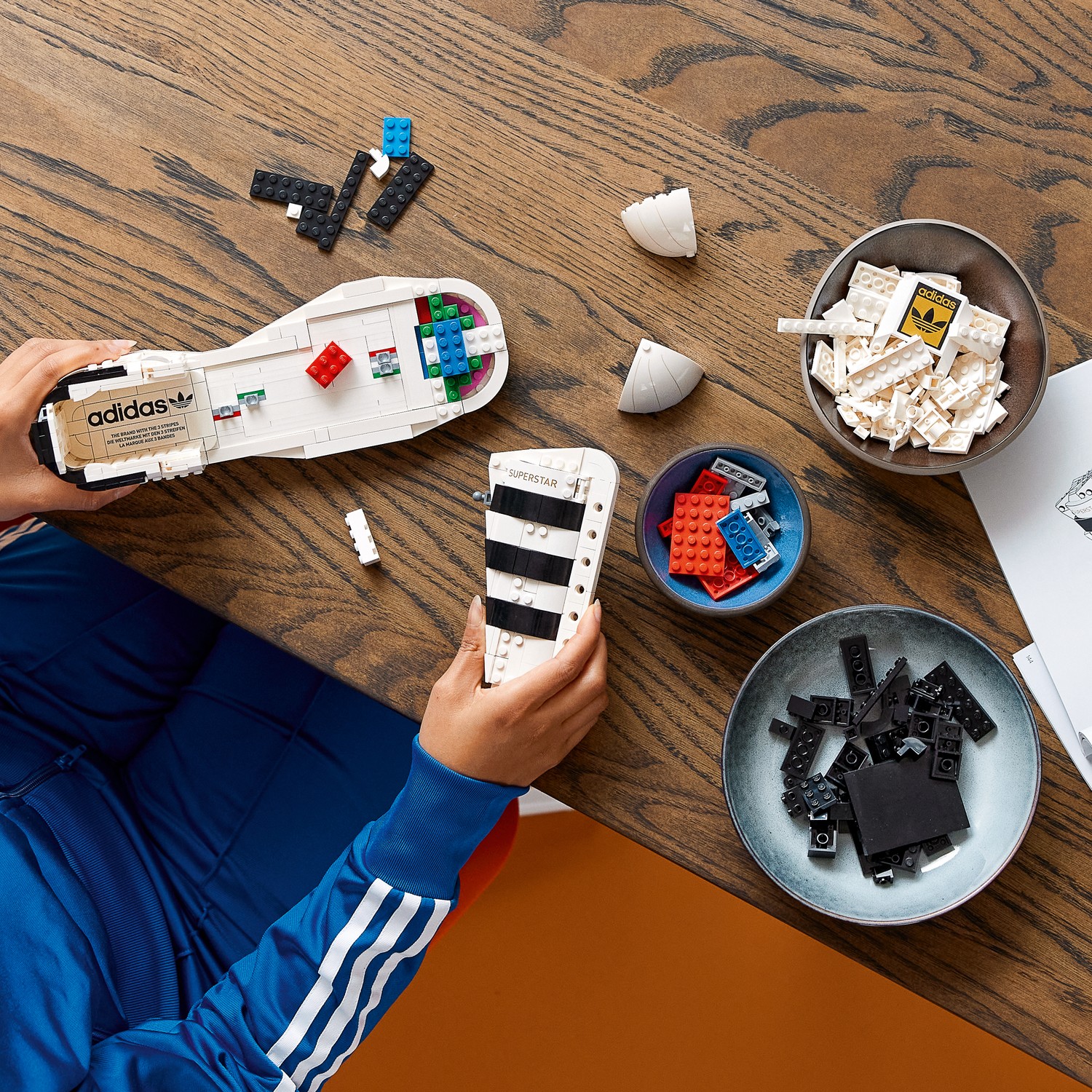 Конструктор LEGO Icons Кроссовки adidas Originals - фото 9