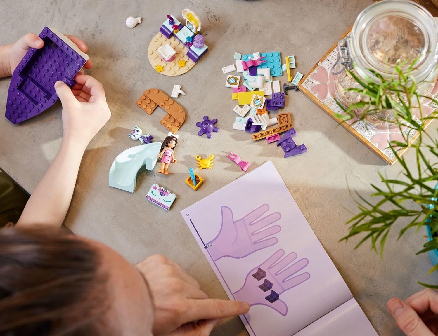 Конструктор LEGO Gabbys Dollhouse Gabby and MerCats Ship Spa 88 дет. - фото 6