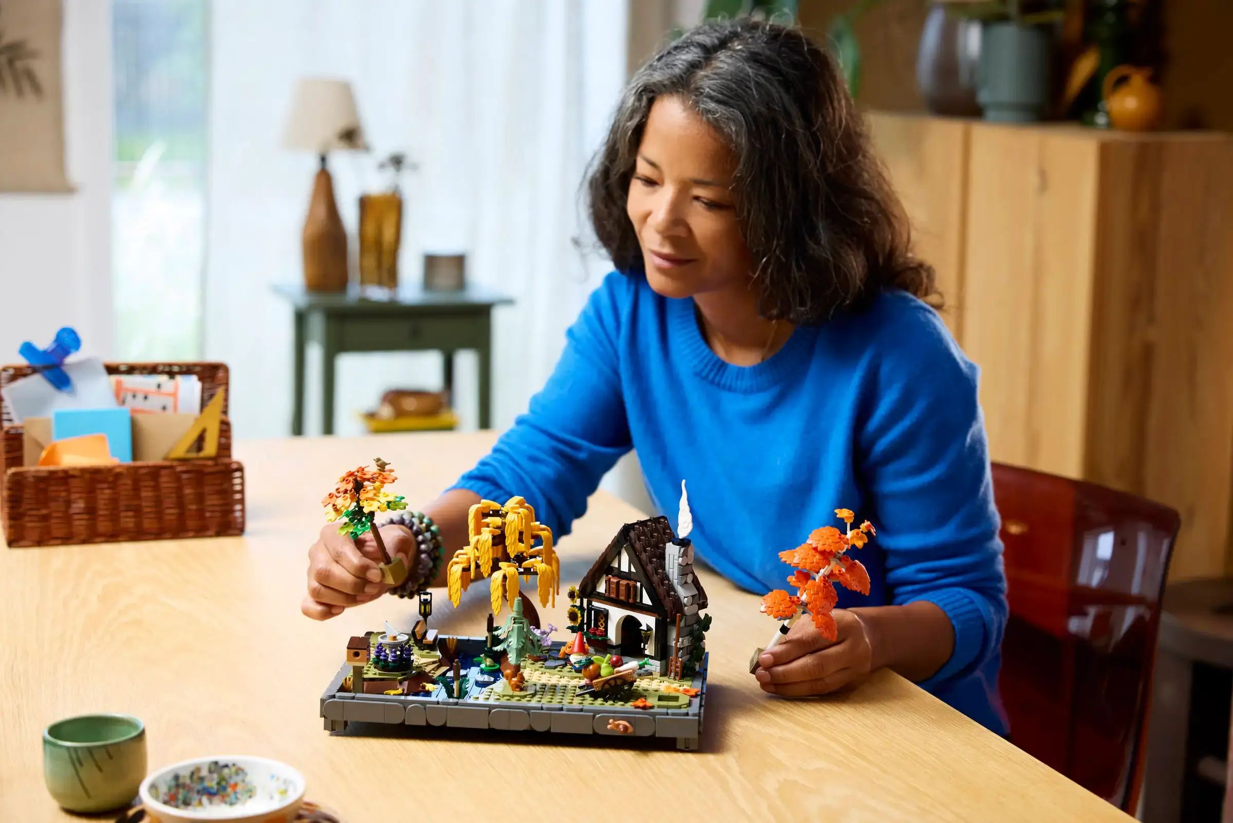 Конструктор LEGO Icons Домик с осенним садом 1102 дет. - фото 10