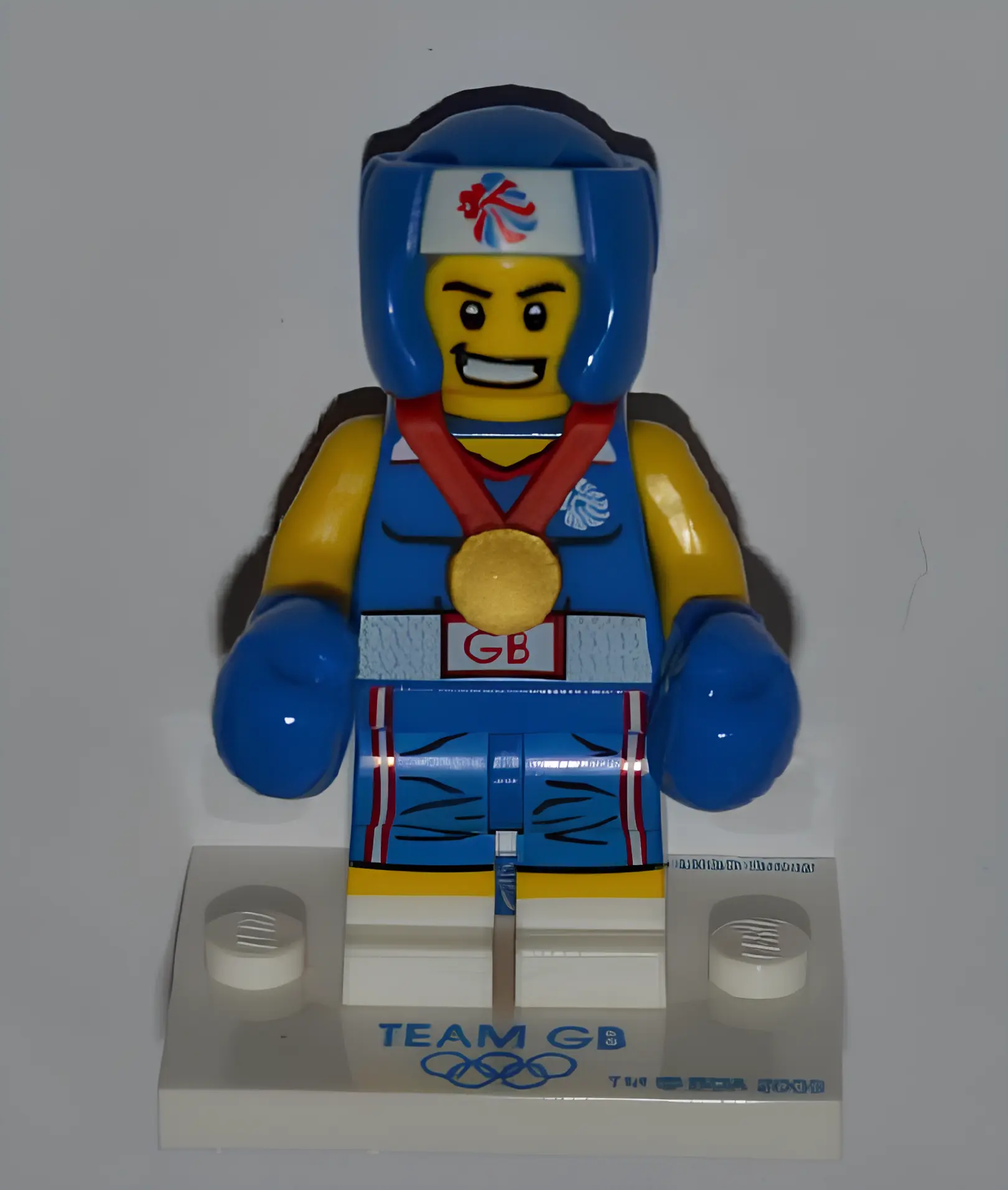 Изображение товара LEGO Минифигурка Brawny Boxer Team GB с аксессуарами для коллекции и игры Изображение товара LEGO Минифигурка Brawny Boxer Team GB с аксессуарами для коллекции и игры