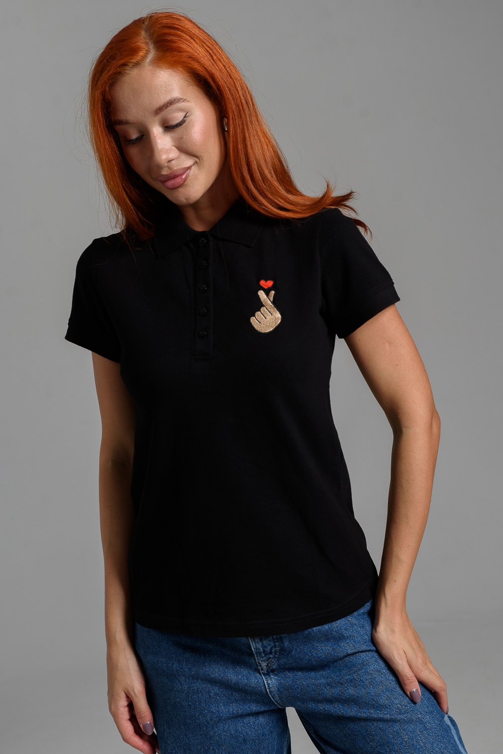 Футболка Натали Суслова 8524 черный+рука с сердцем - фото 1