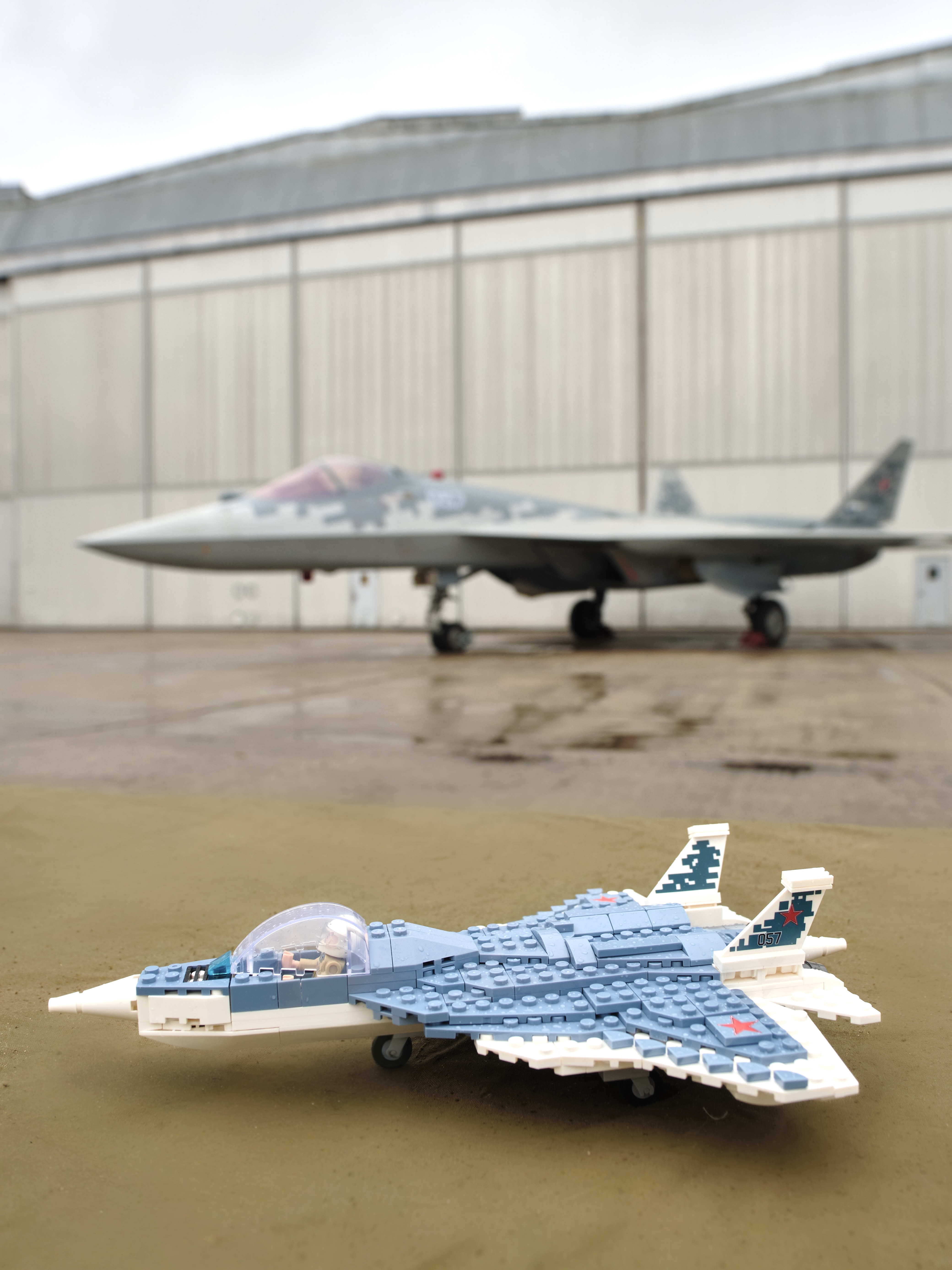 Конструктор brick labs City самолет СУ-57 с ангаром 657 дет. - фото 5
