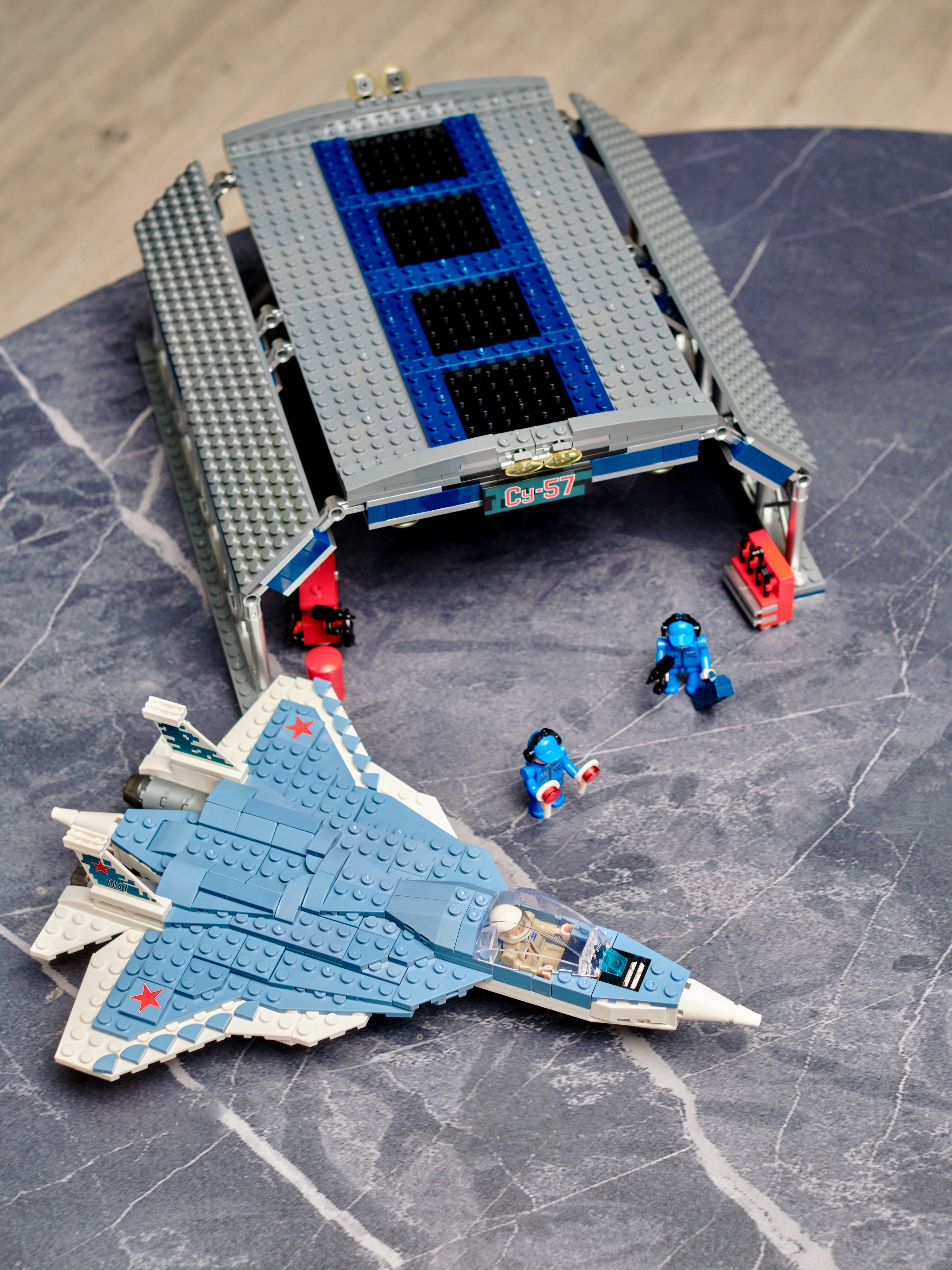 Конструктор brick labs City самолет СУ-57 с ангаром 657 дет. - фото 18