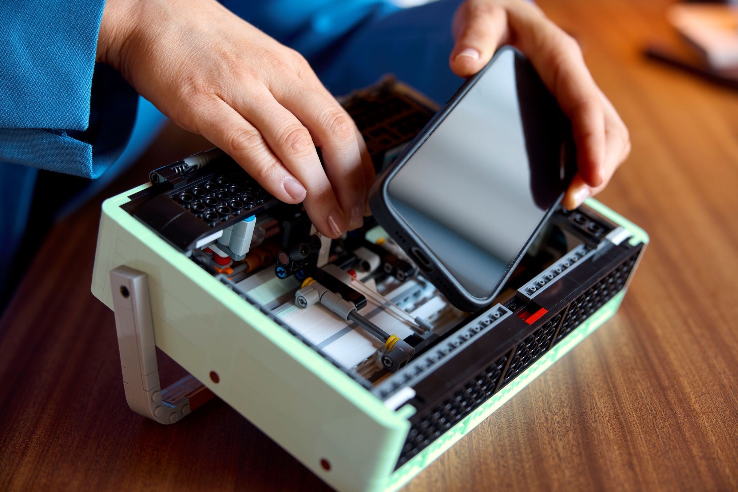 Конструктор LEGO Icons 10334 906 дет. - фото 10