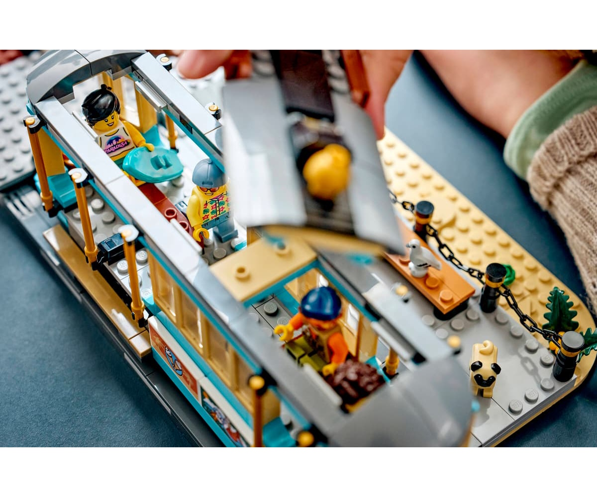 Конструктор LEGO City Классический пляжный трамвай 693 дет. - фото 10