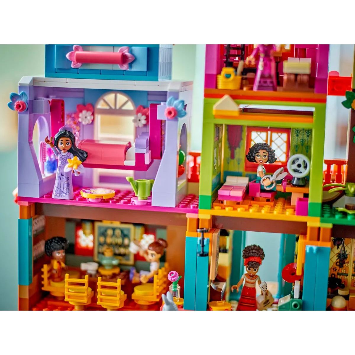 Конструктор LEGO Disney Волшебный дом Мадригал блочный - фото 9