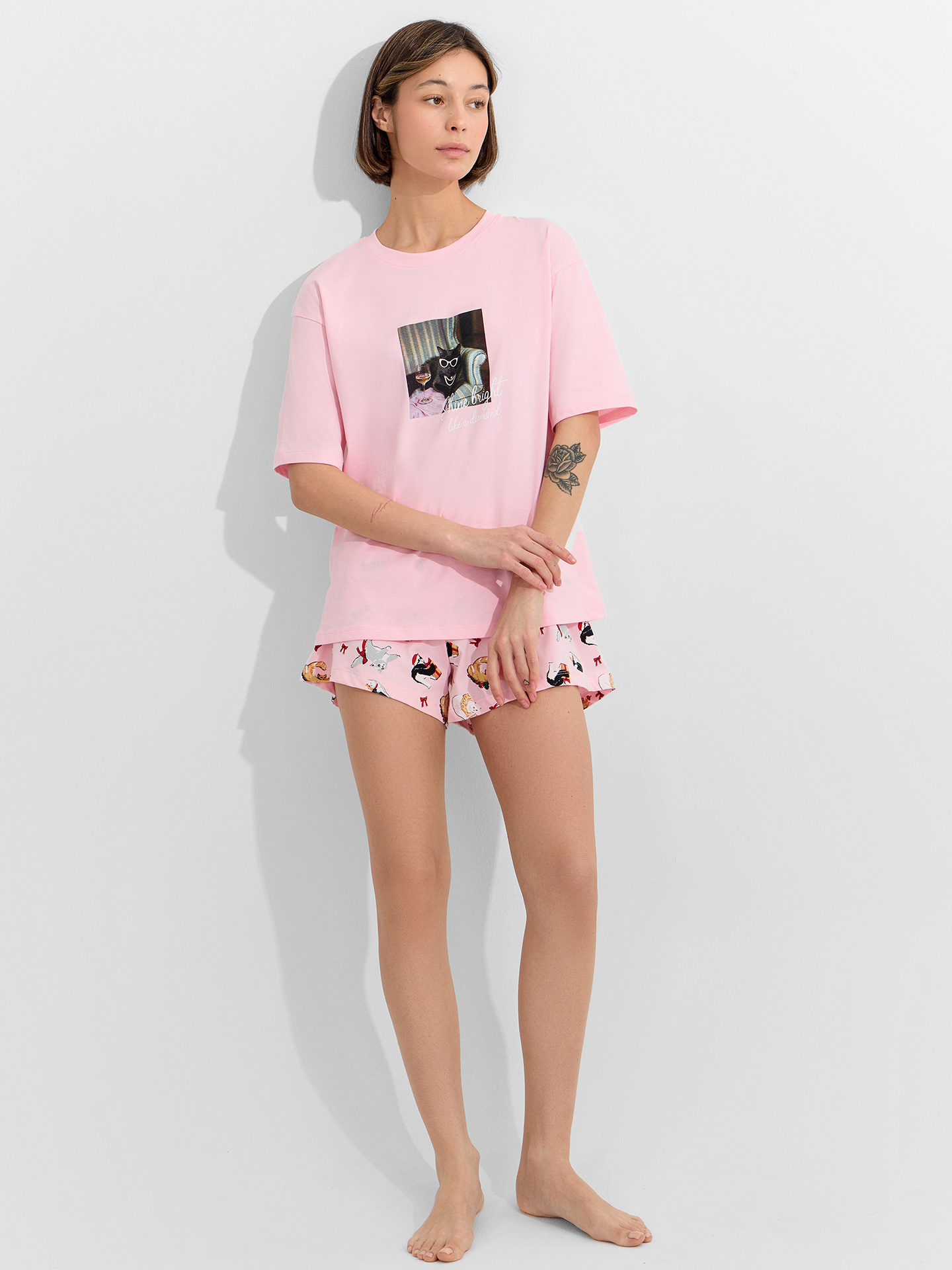 Изображение товара Женская пижама Mark Formelle с новогодним принтом и шортами 46 размер