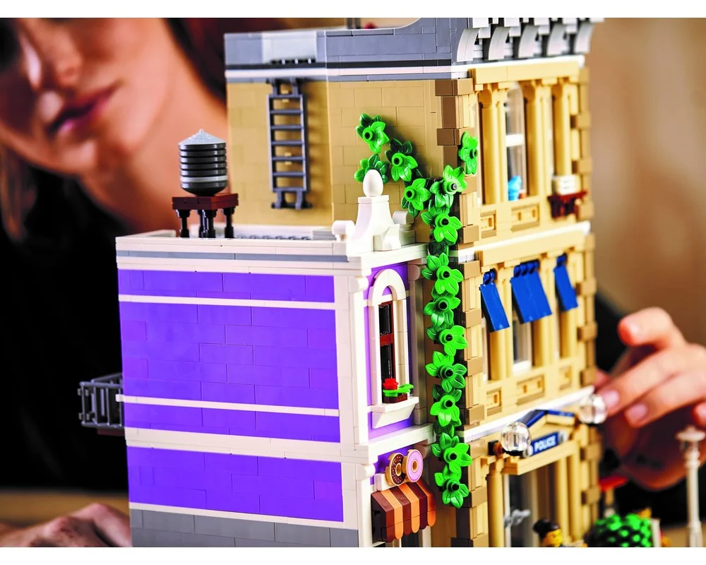 Конструктор LEGO Creator Expert 10278 2903 дет. - фото 23