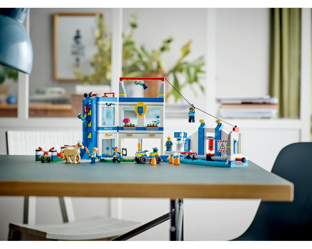 Конструктор LEGO City 60372 823 дет. - фото 1