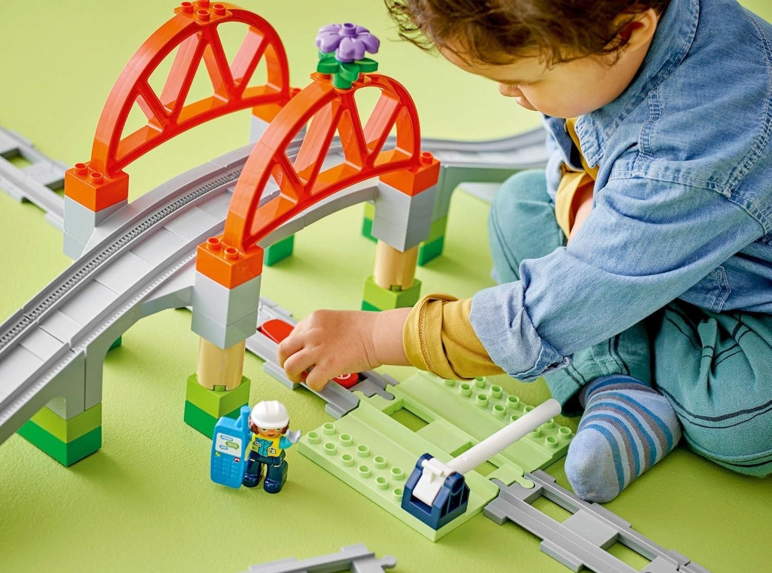 Конструктор LEGO DUPLO Железнодорожный мост и пути 42 дет. - фото 6