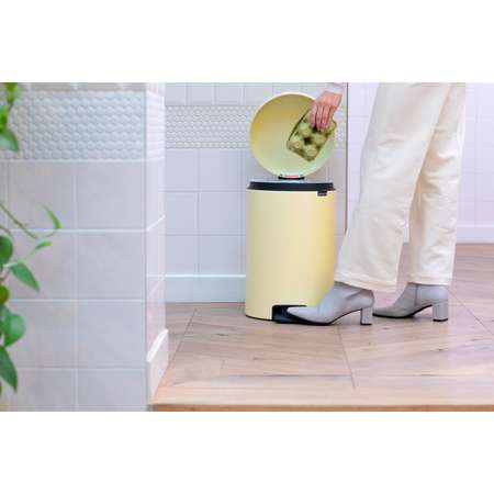 Бак мусорный Brabantia NewIcon с педалью ванильно-желтый 20л 233821