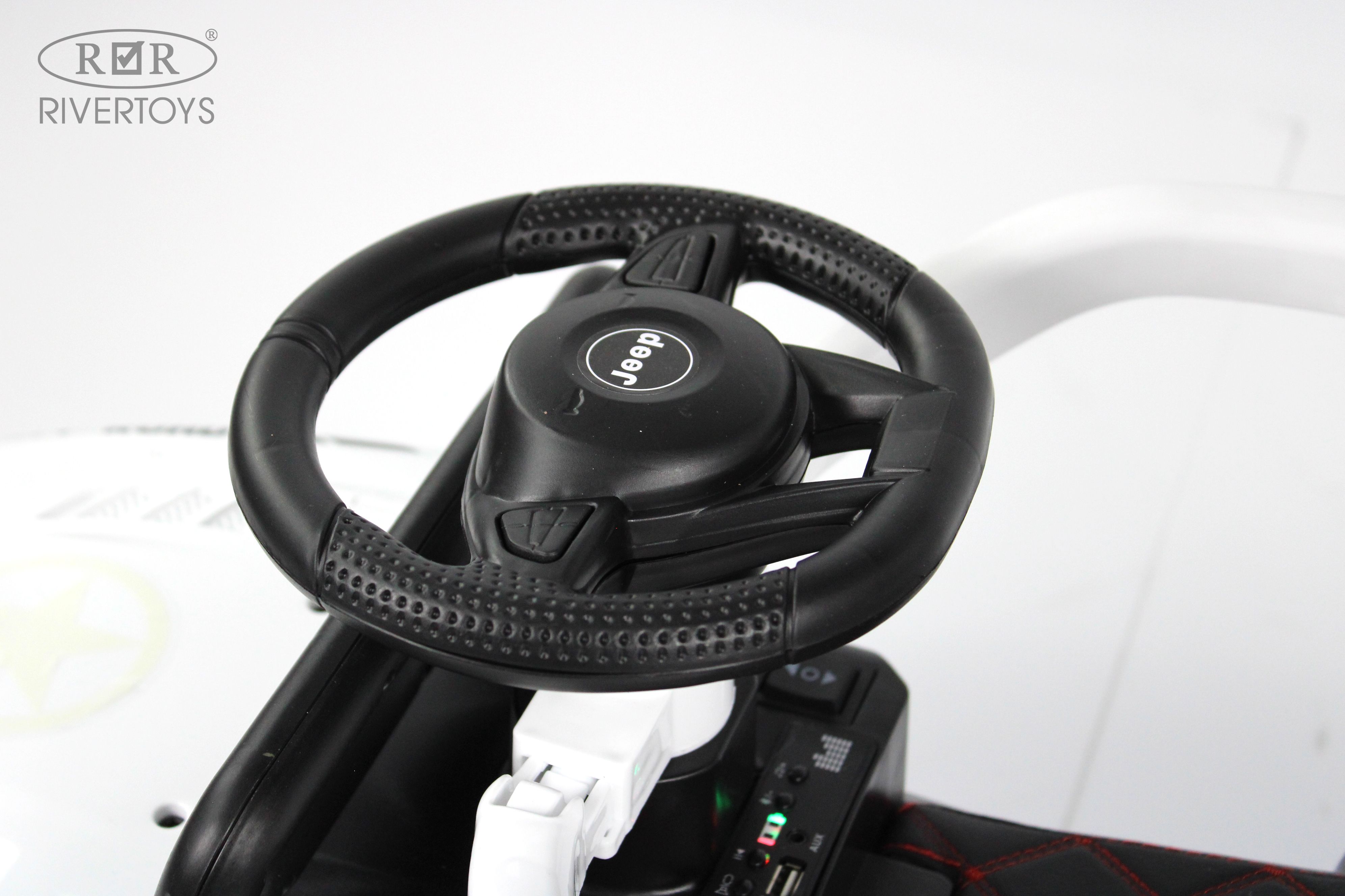 Электромобиль RIVERTOYS G003GG-WHITE С пультом ДУ - фото 9