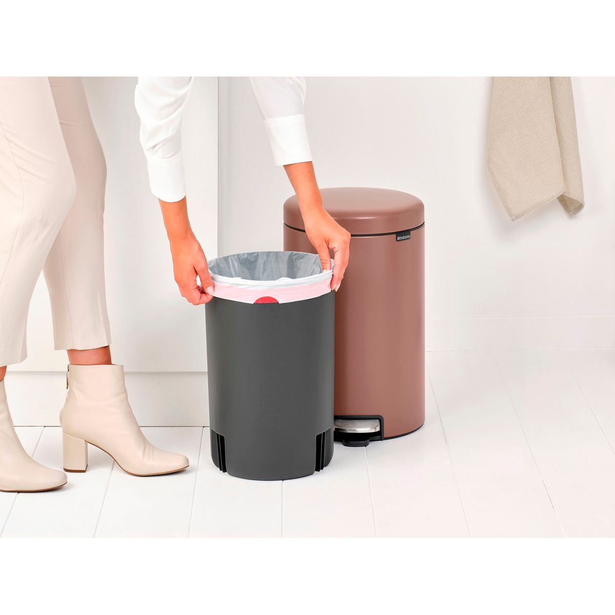 Бак мусорный Brabantia NewIcon с педалью светло-коричневый 20л 234026 - фото 10