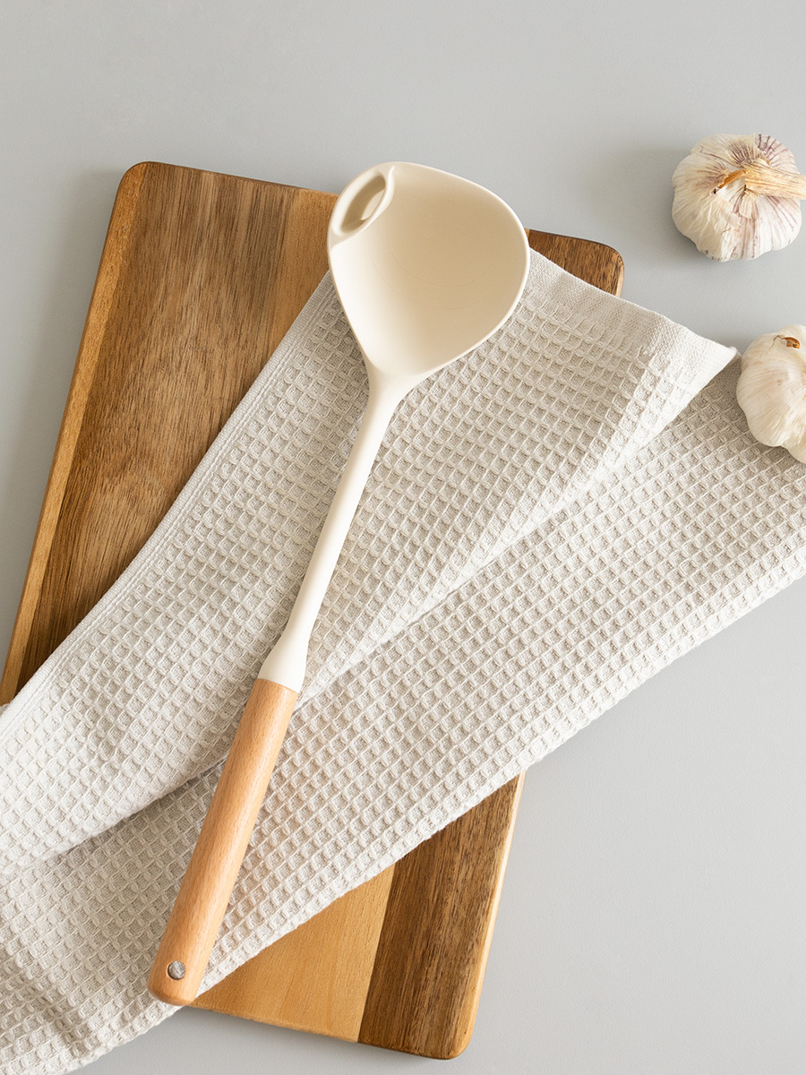 Половник DeNASTIA Силвуд 33x8x6.5 см силикон бук молочный A000346 - фото 6