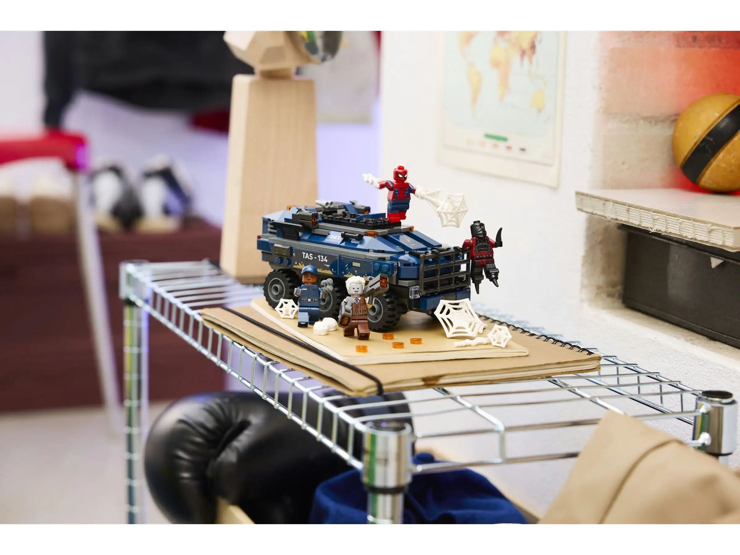Конструктор LEGO Marvel Super Heroes Погоня Человека-паука 367 дет. - фото 10