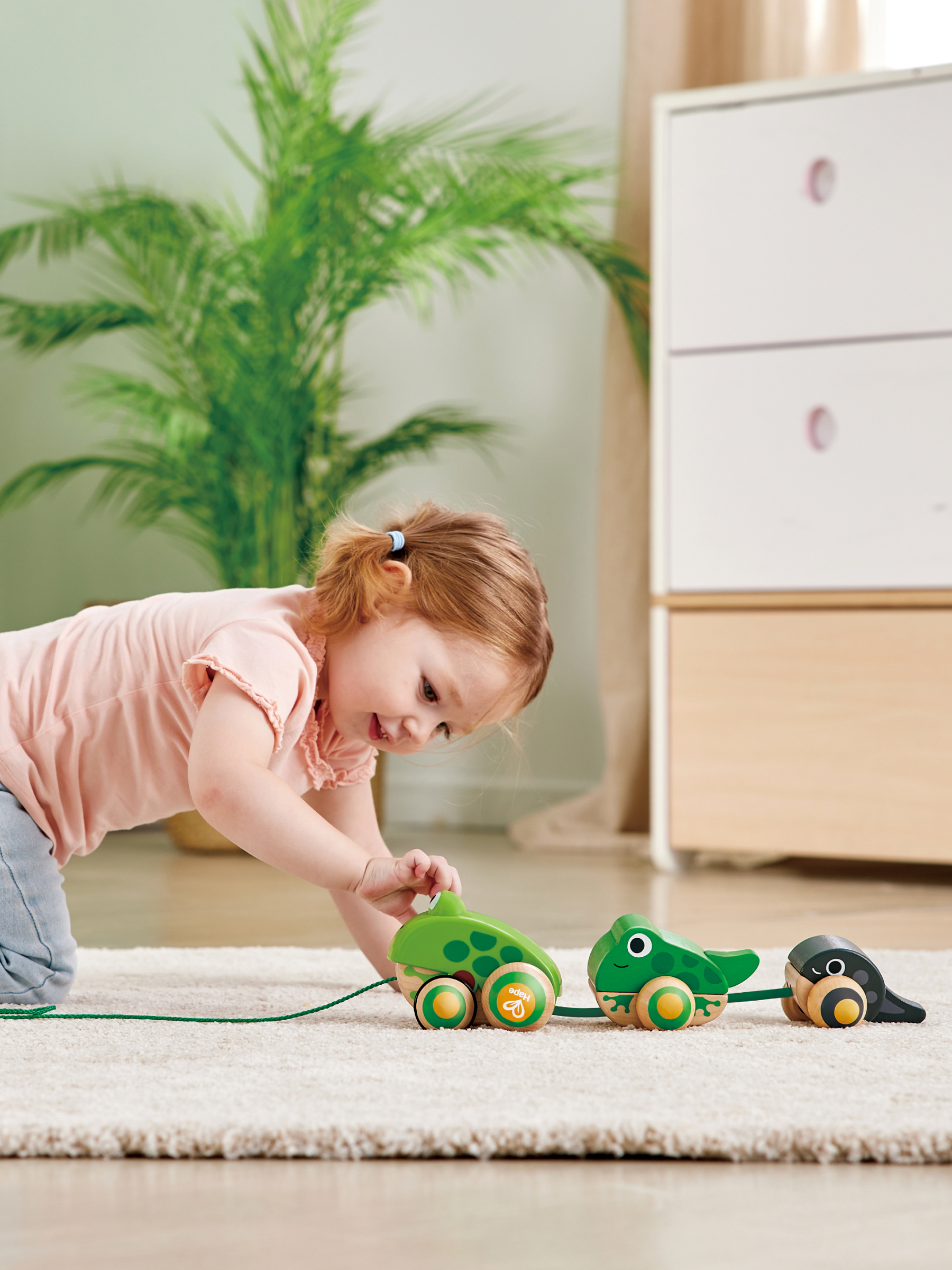 Игрушка Hape каталка Семья лягушек на прогулке - фото 12