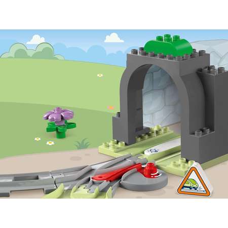 Конструктор LEGO DUPLO Железнодорожный туннель и пути блочный