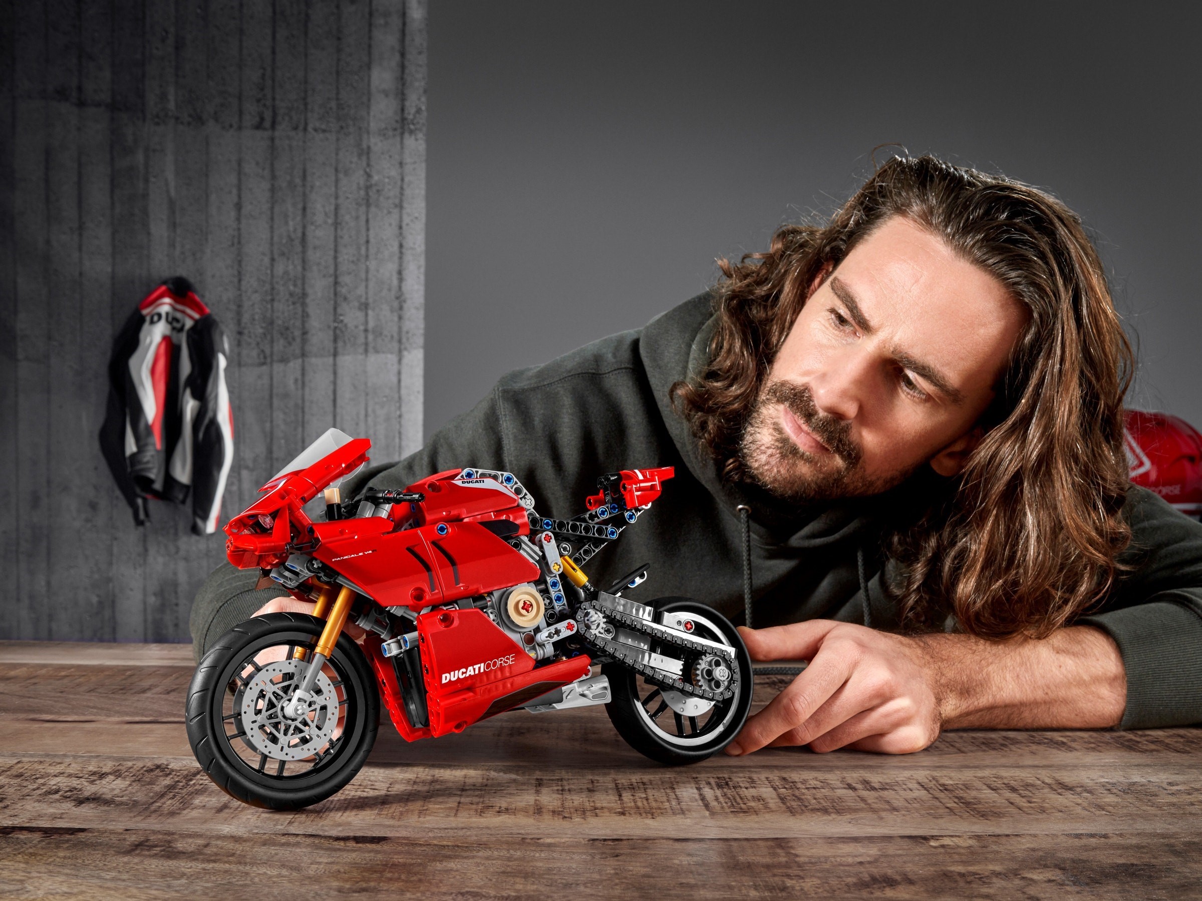 Конструктор LEGO Technic 42107 646 дет. - фото 16
