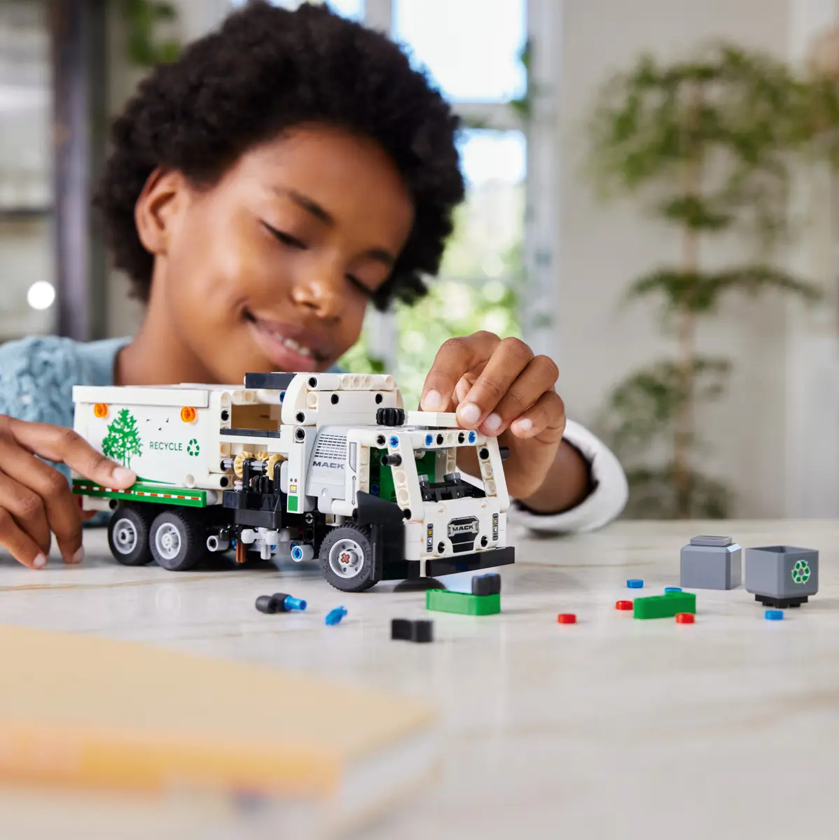 Конструктор LEGO Technic Электрический мусоровоз Mack блочный - фото 7