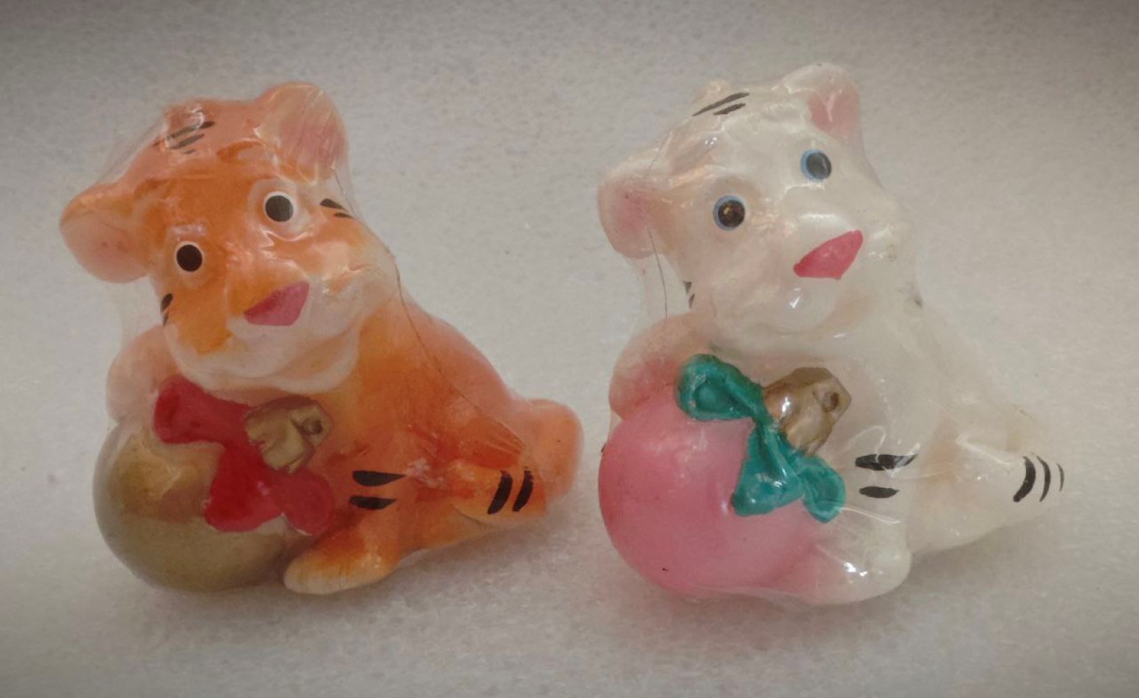 Свеча "Тигренок с шариком" - фото 1