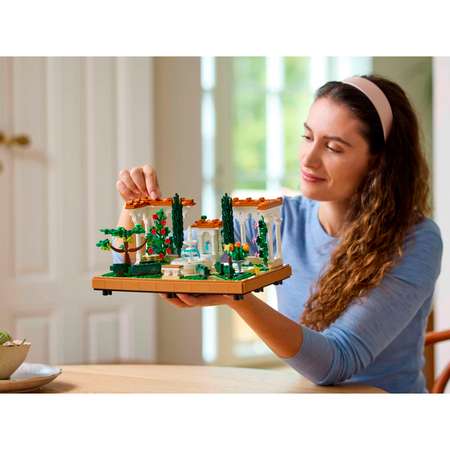 Конструктор LEGO Icons Сад с фонтаном