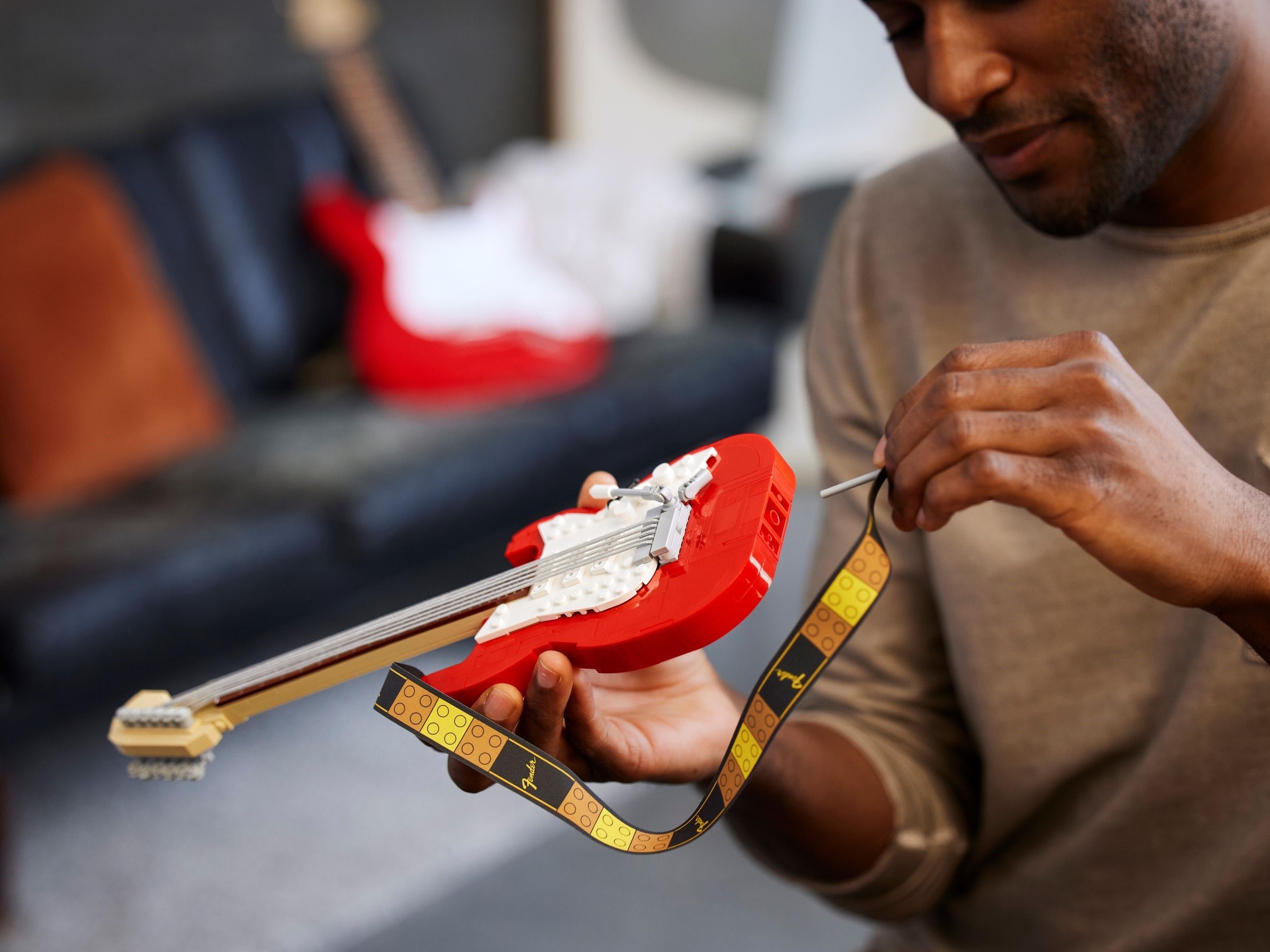 Конструктор LEGO Ideas Гитара Fender Stratocaster 2065 дет. - фото 3