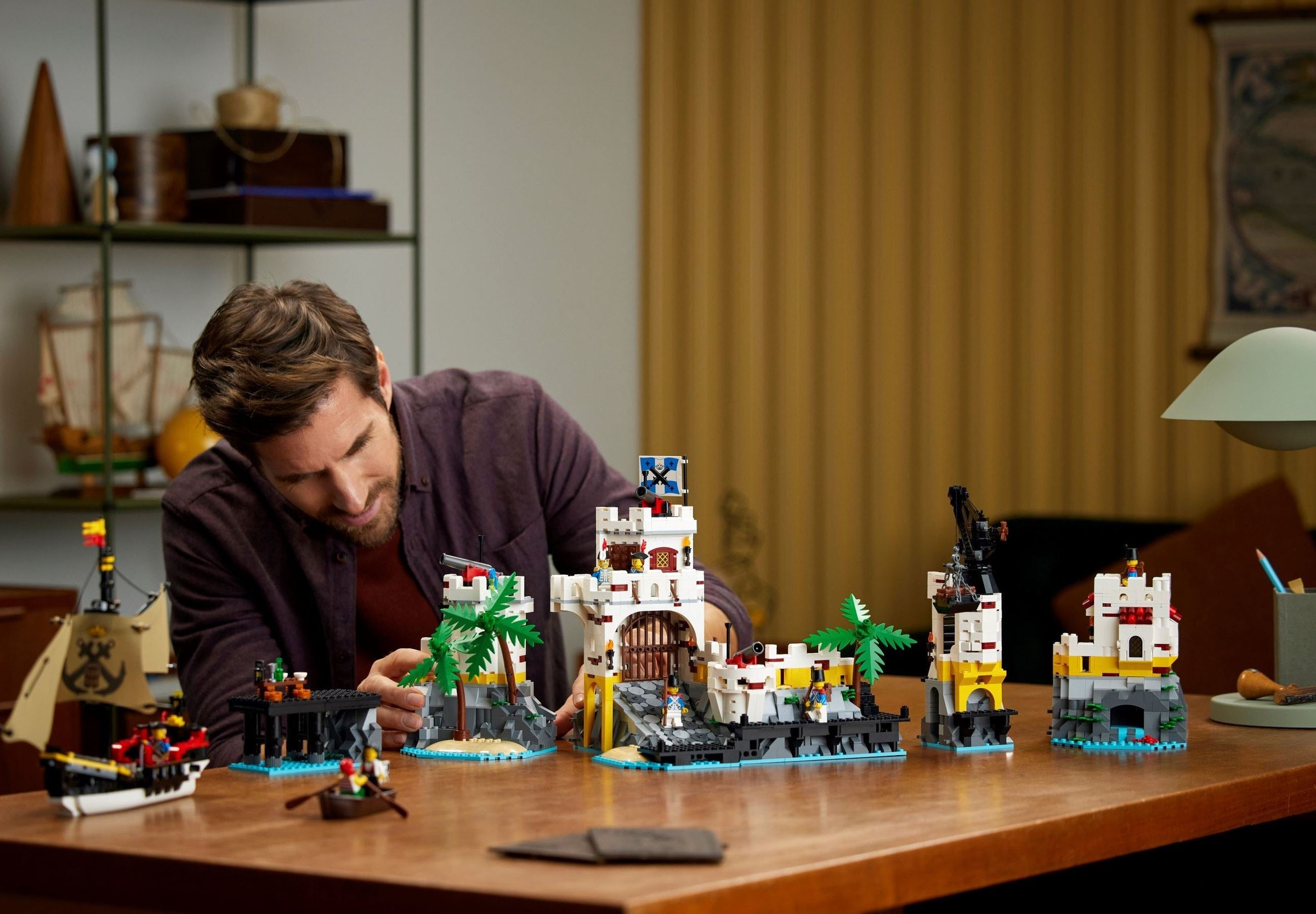 Конструктор LEGO Icons 10320 2509 дет. - фото 7