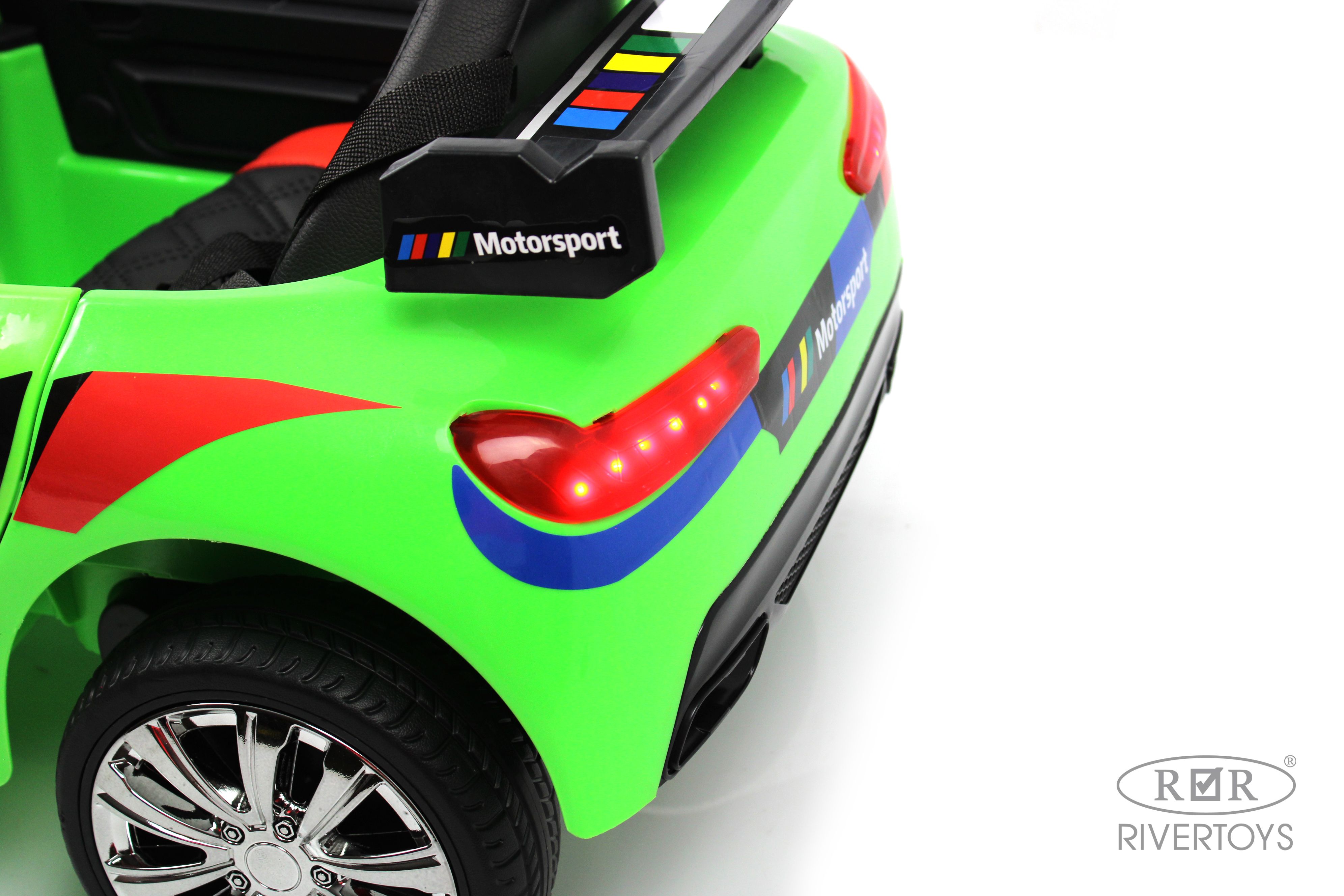 Электромобиль RIVERTOYS F444FF-GREEN С пультом ДУ - фото 7