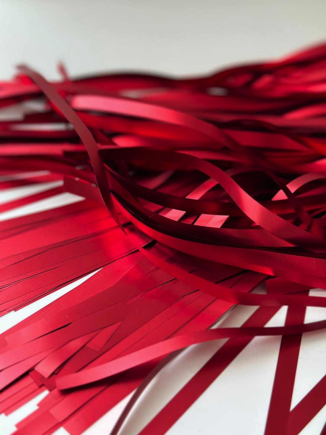 Дождик для фотозоны ZHIYU MENG матовый красный 2х1м 4 штуки - фото 5