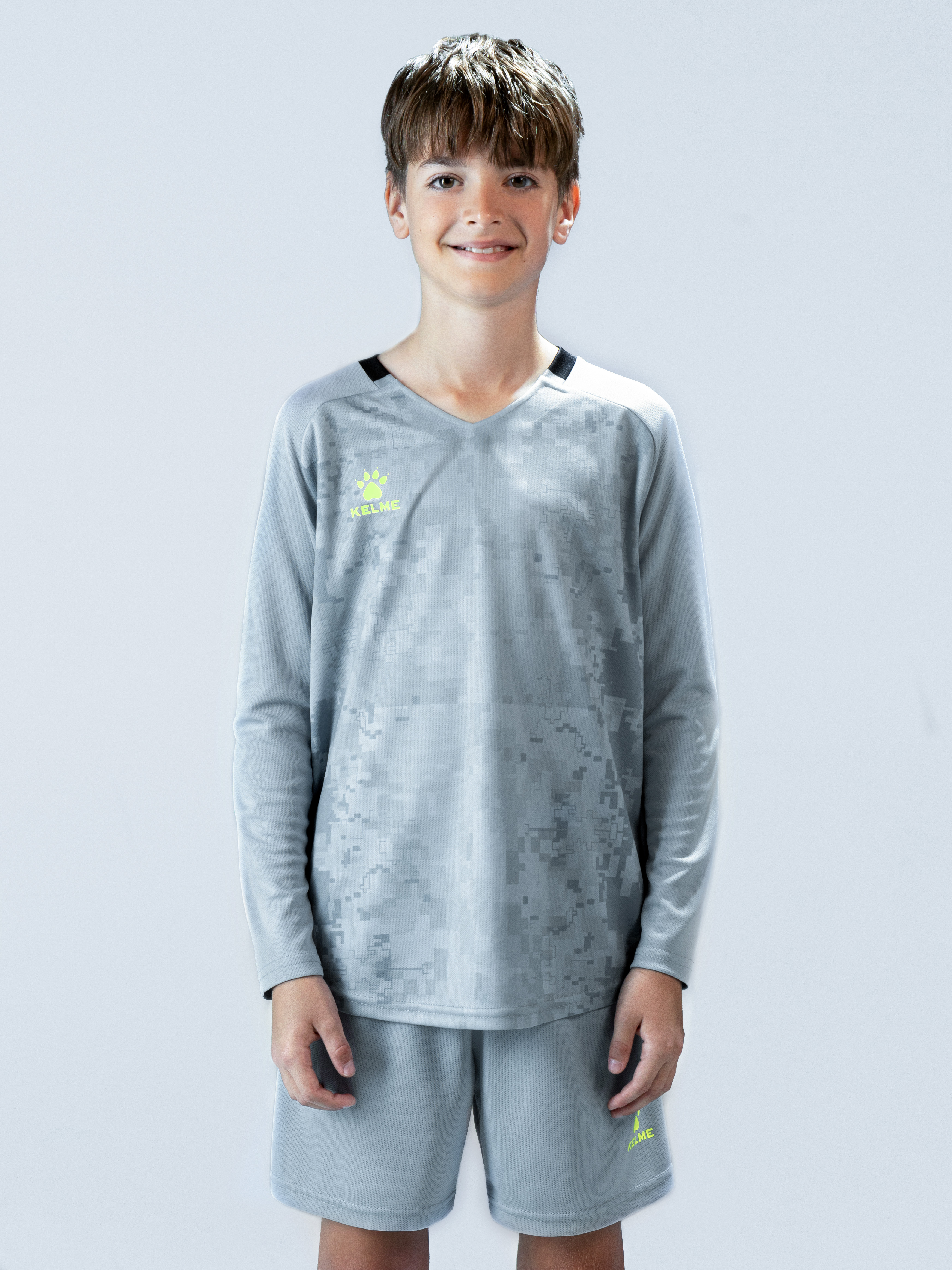 Изображение товара Детская футбольная форма KELME 164 с легким и влаговыводящим материалом Изображение товара Детская футбольная форма KELME 164 с легким и влаговыводящим материалом
