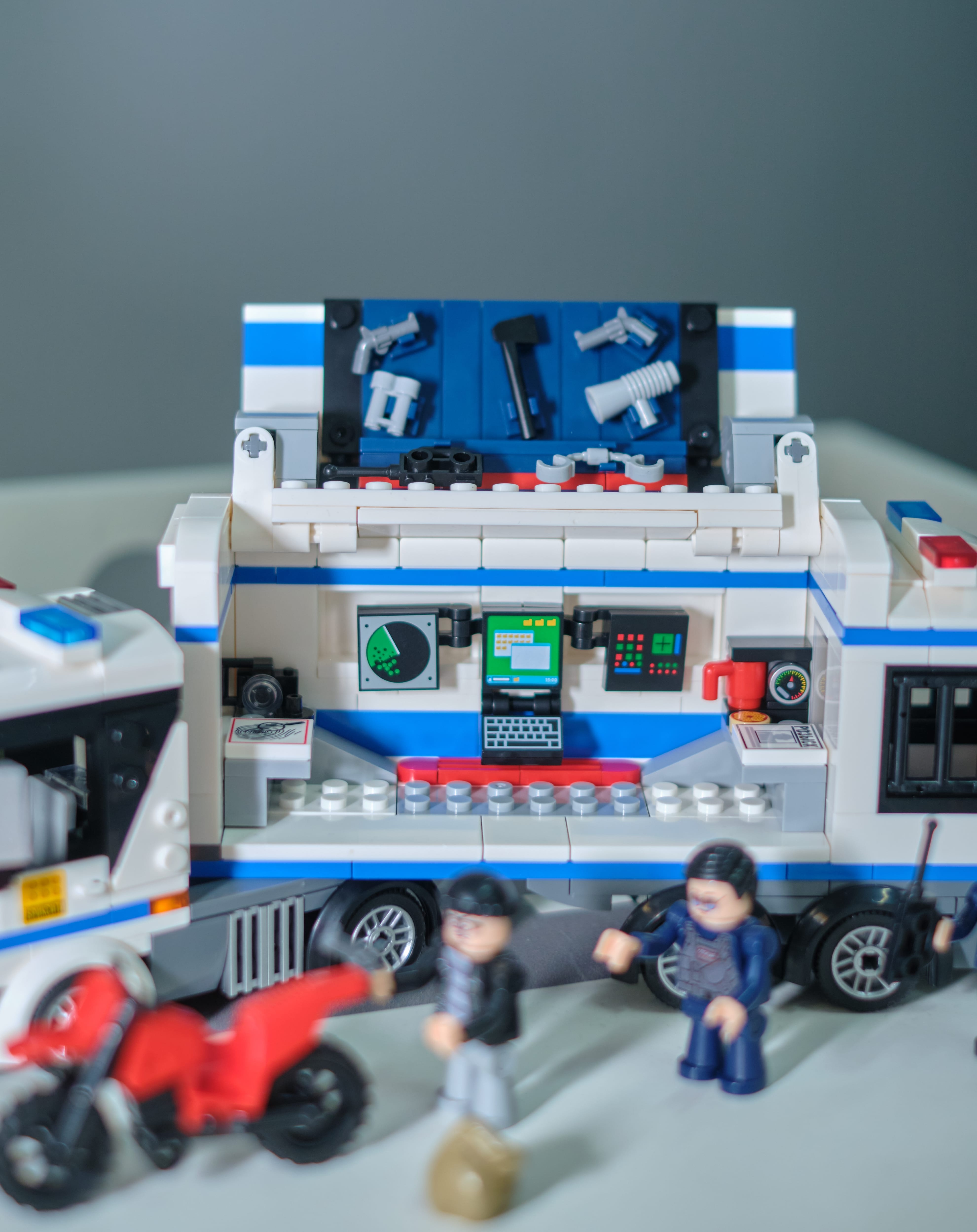 Конструктор brick labs Полицейский трак 572 дет. - фото 20