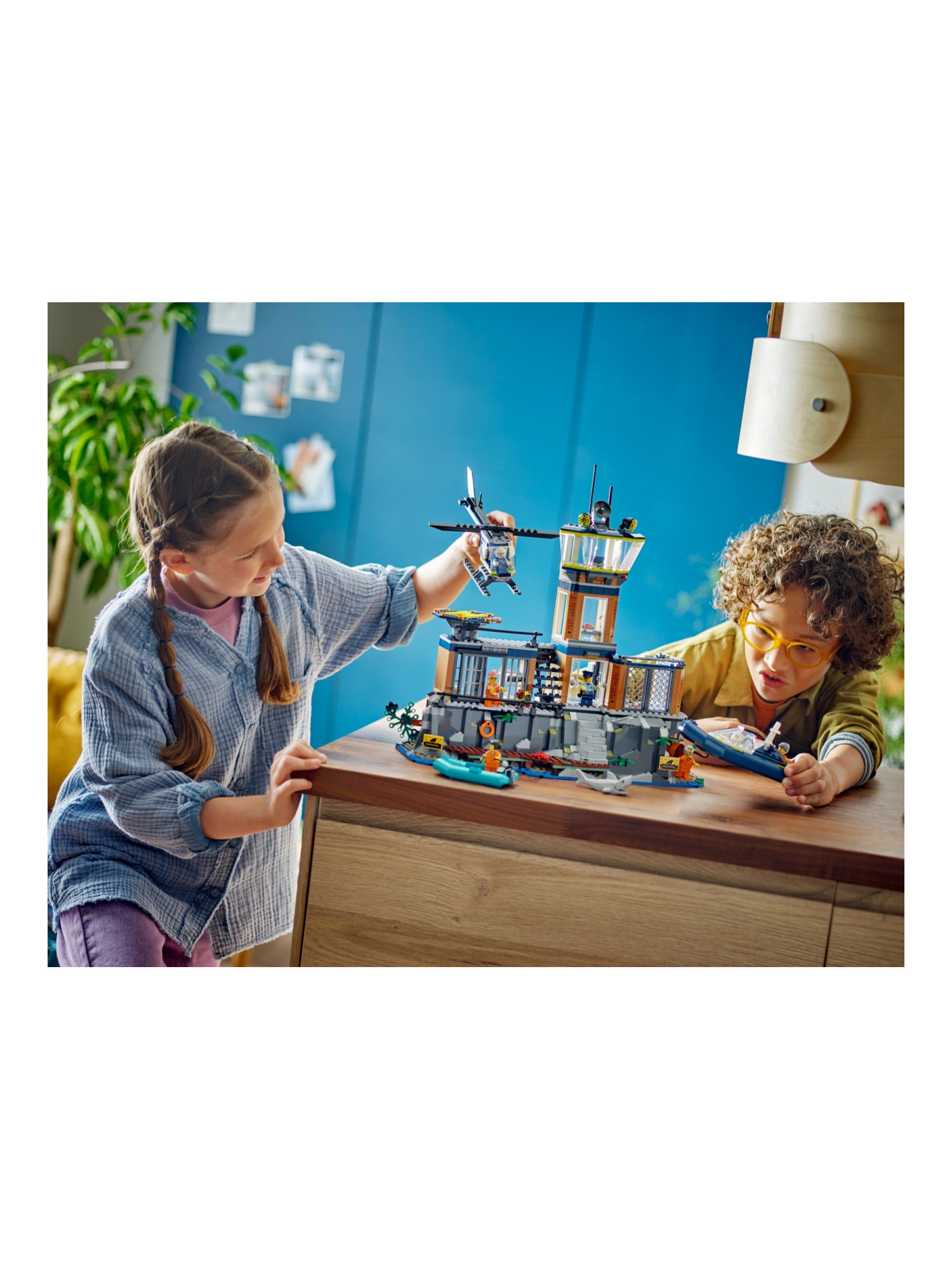 Конструктор LEGO City Полицейская тюрьма 980 дет. - фото 8