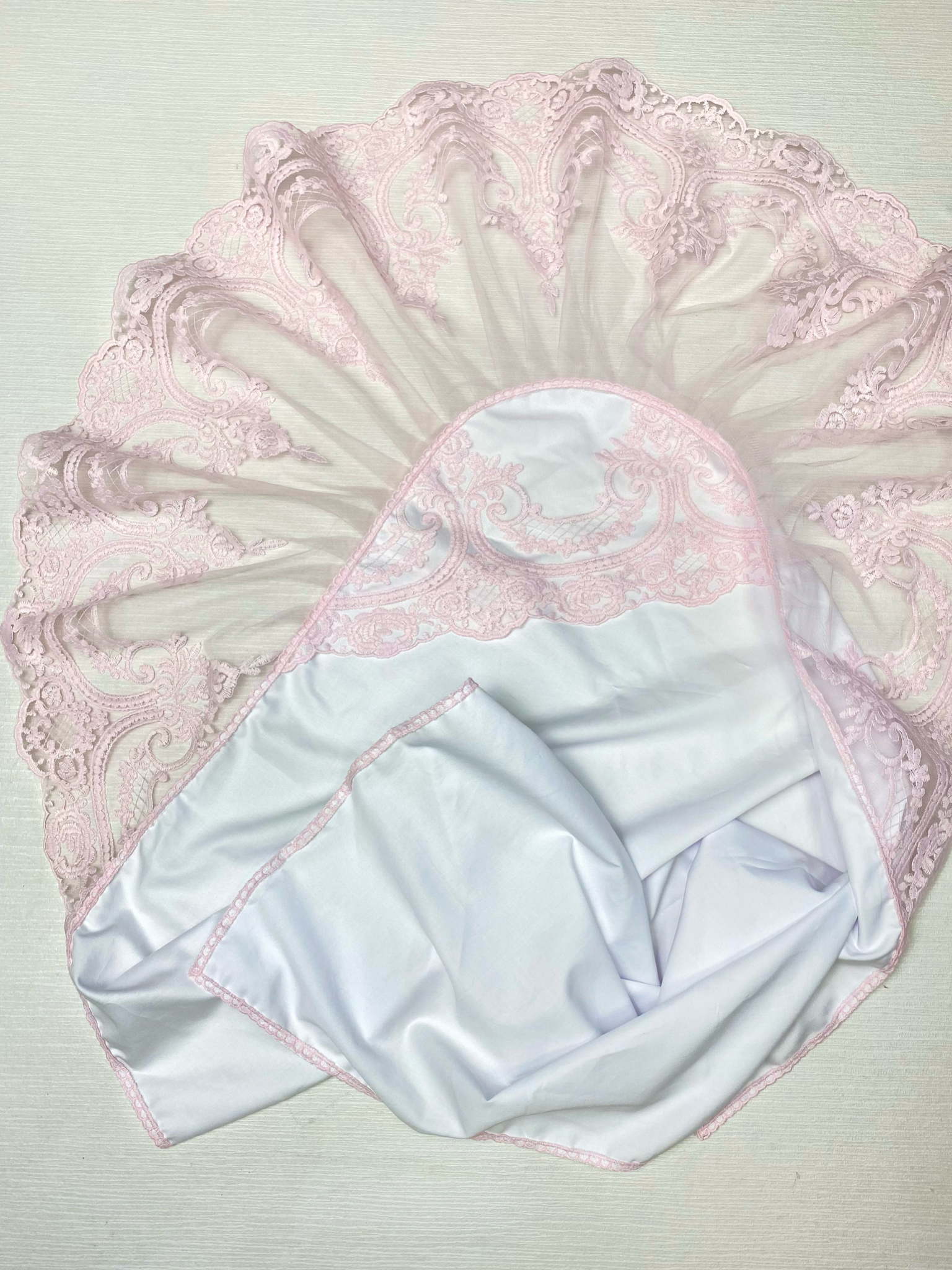 Конверт на выписку Делоникс Пеленка уголок с кружевом розовый - фото 6