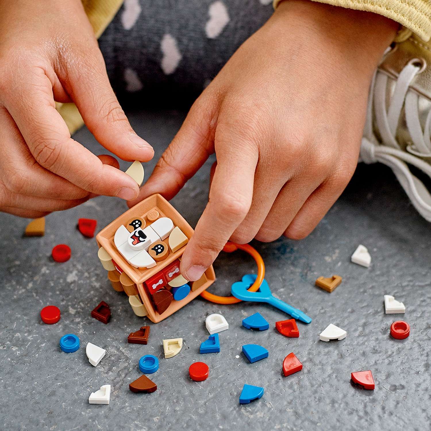 Конструктор LEGO DOTS Брелок Щенок - фото 12