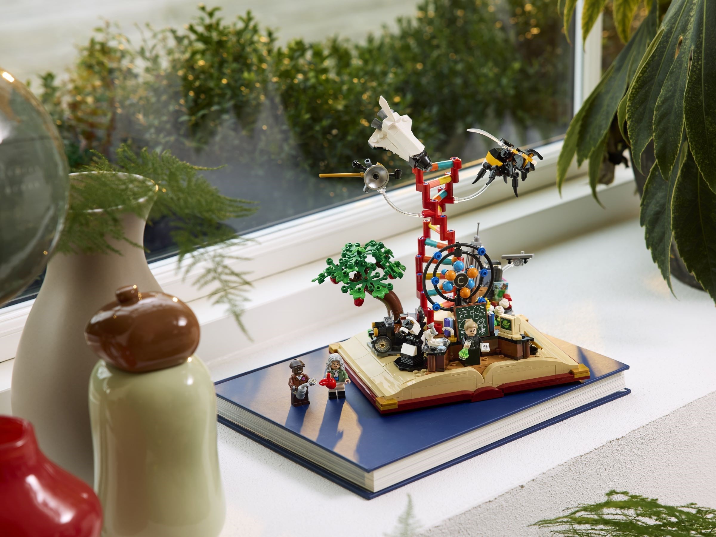 Конструктор LEGO Ideas 21355 879 дет. - фото 6