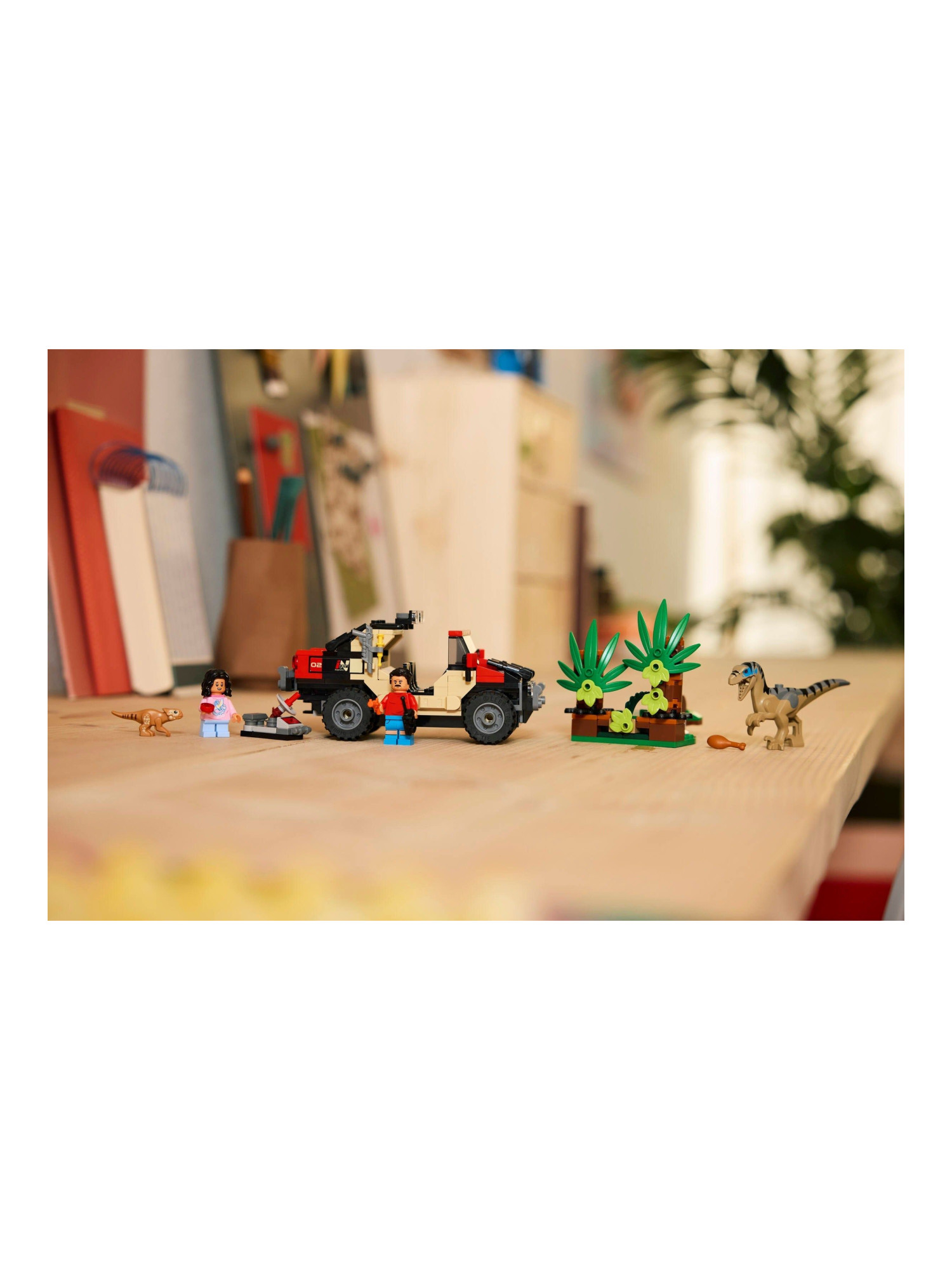 Конструктор LEGO Jurassic World Побег раптора по бездорожью 285 дет. - фото 6