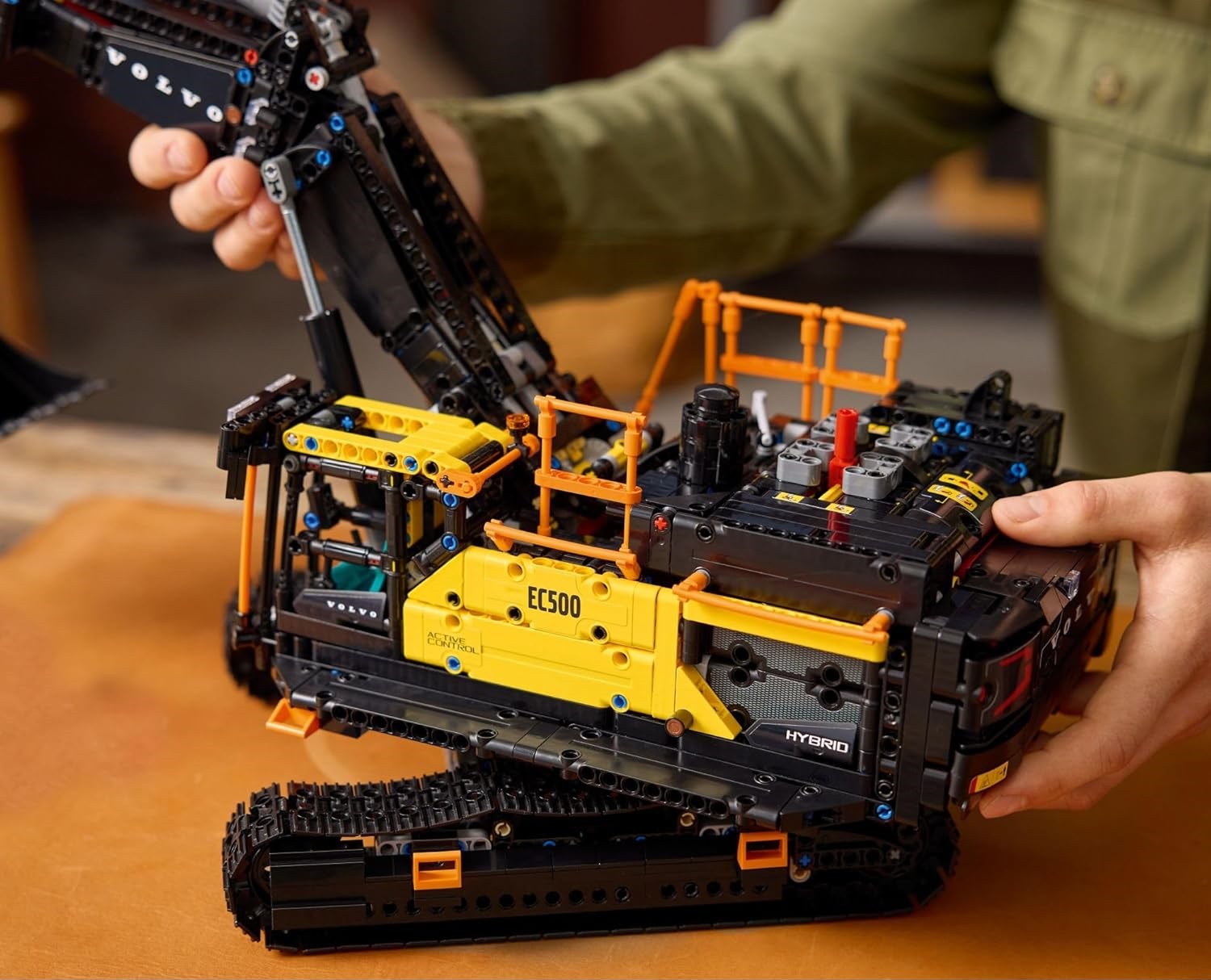 Конструктор LEGO Technic Volvo EC500 Hybrid Excavator 2359 дет. - фото 6