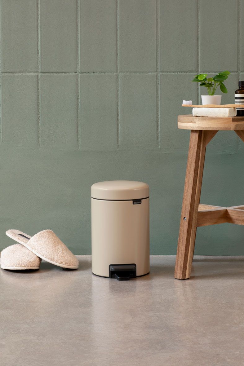 Бак мусорный Brabantia NewIcon с педалью бежевый 5л 149900 - фото 7