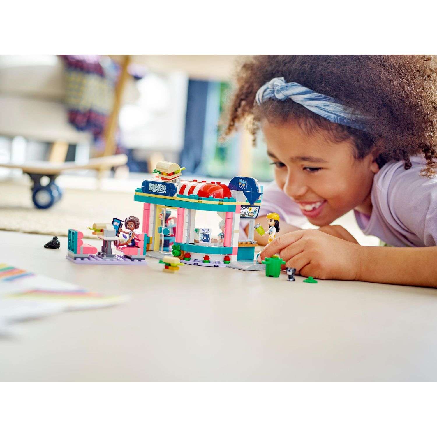 Конструктор LEGO Friends Закусочная в центре Хартлейк 346 дет. - фото 11
