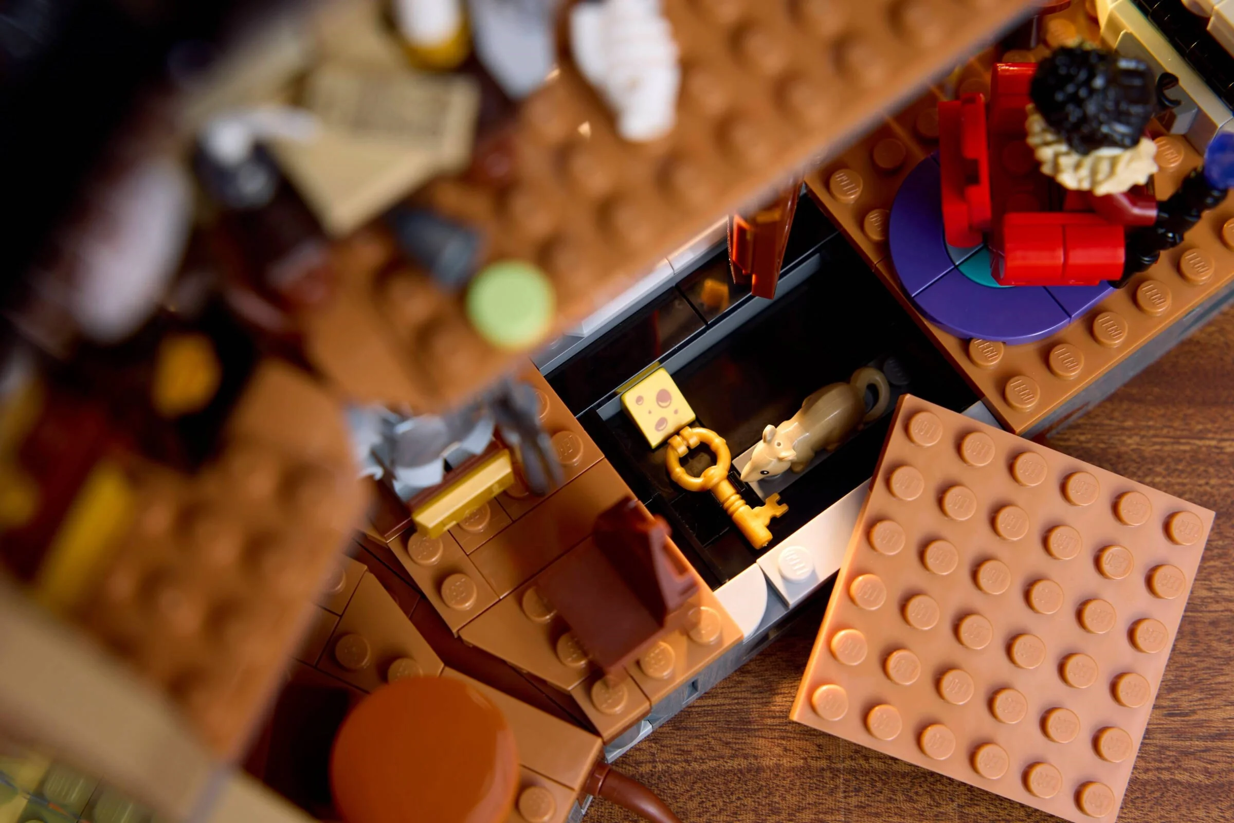 Конструктор LEGO Icons 1420 дет. - фото 8