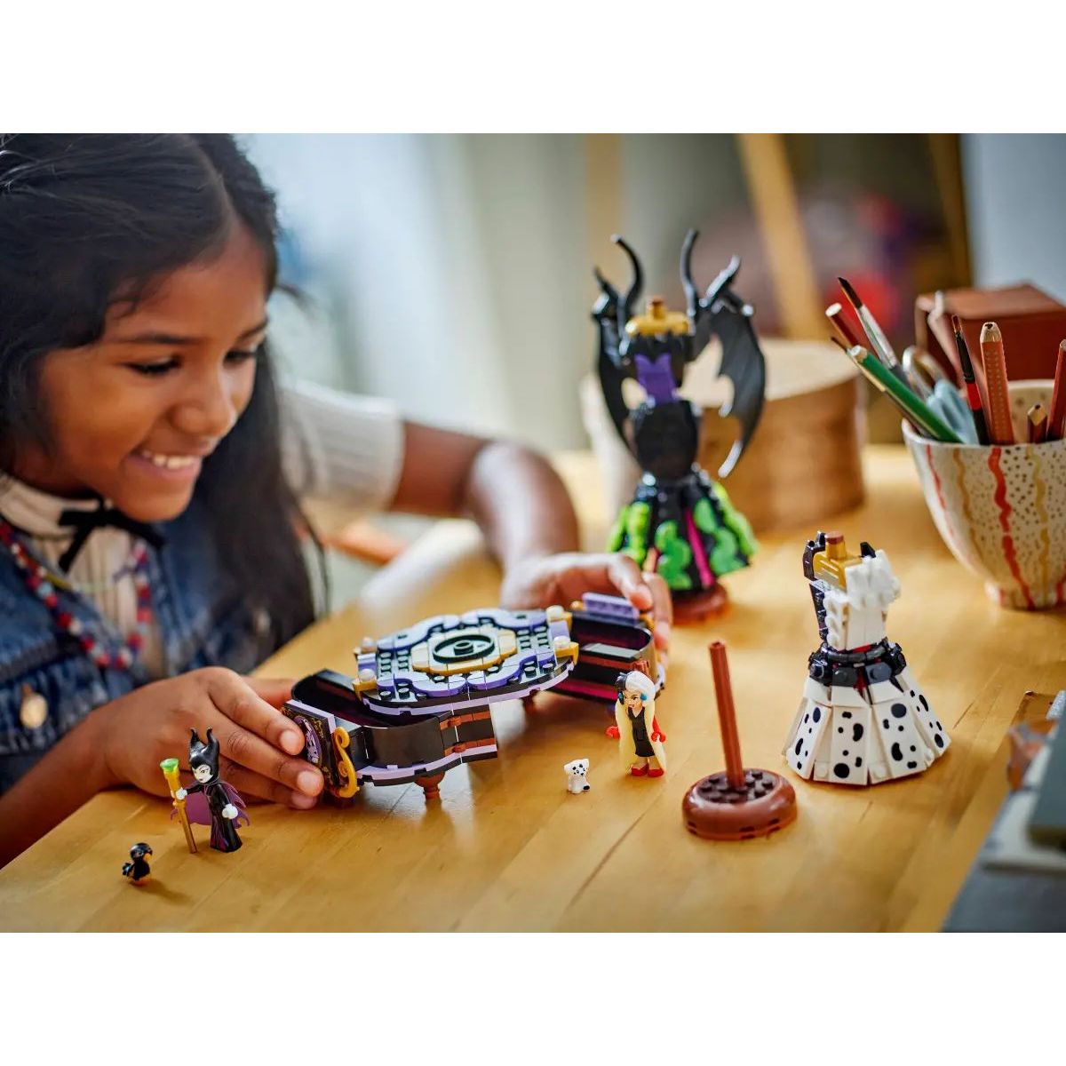 Конструктор LEGO Disney Платья Малефисенты и Круэллы 524 дет. - фото 5