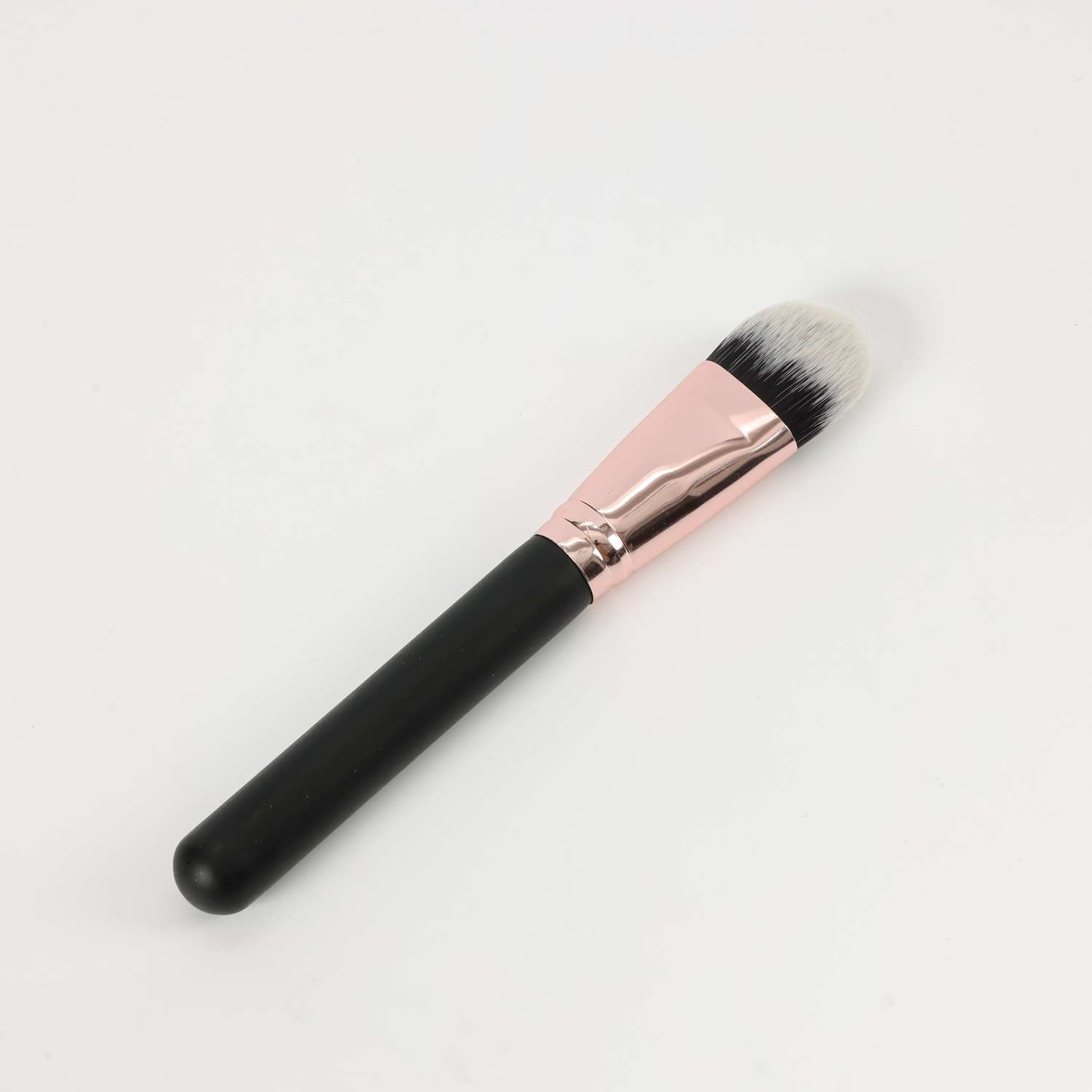 Кисть для макияжа ё для кремовых текстур Black Line - фото 2