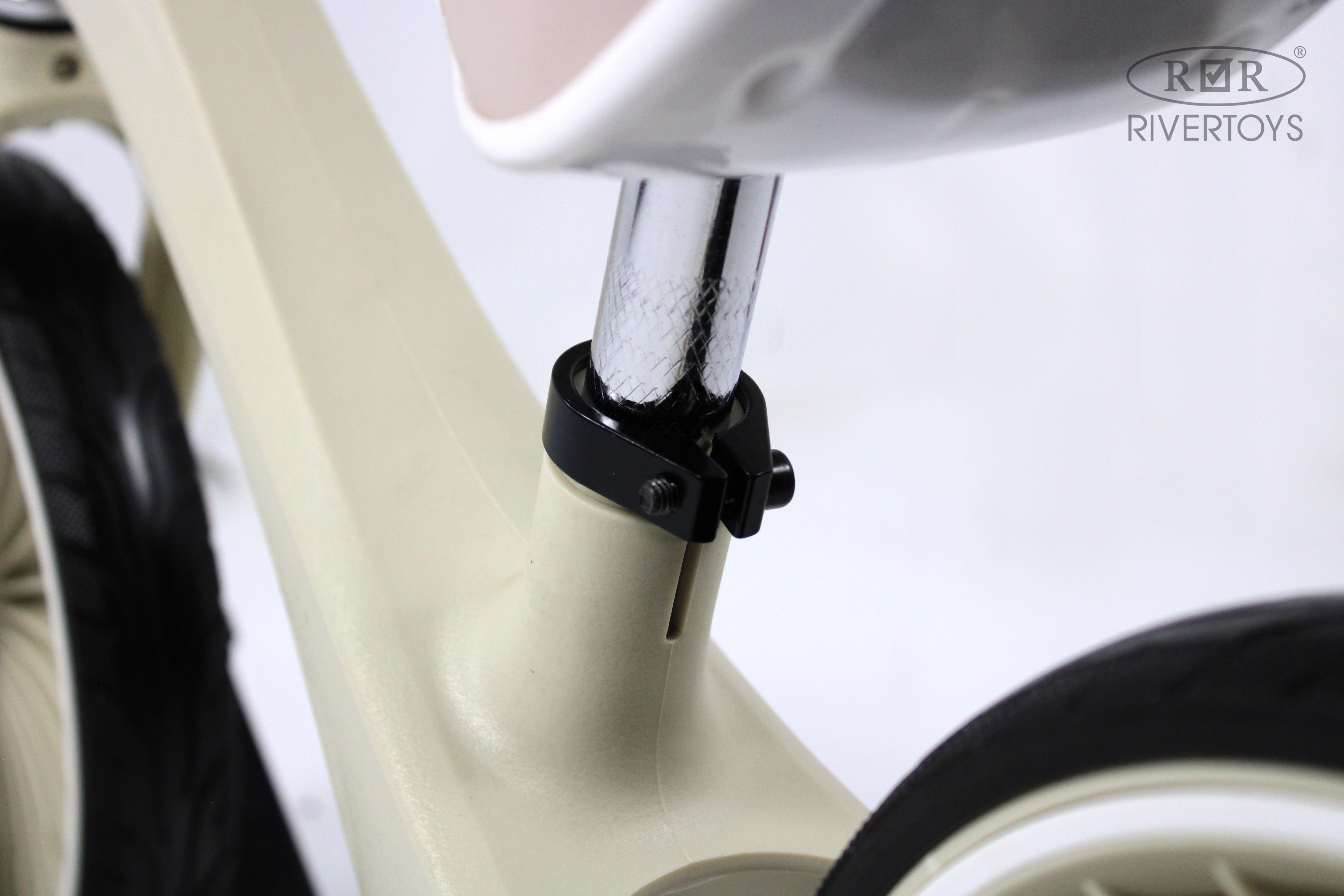 Двухколесный беговел RIVERTOYS 12 дюймов - фото 5