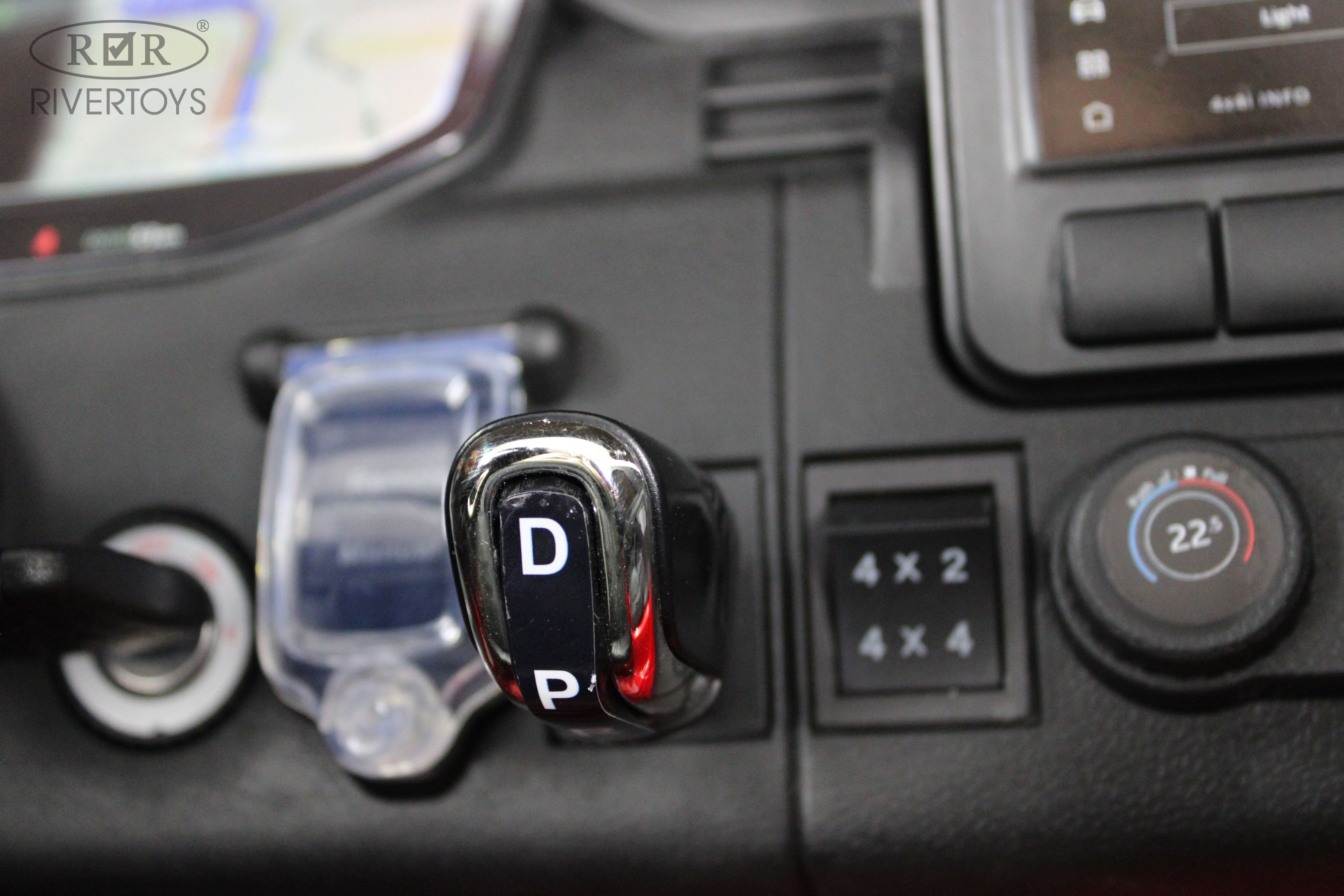 Электромобиль RIVERTOYS Y999YY-GREEN-GLANEC С пультом ДУ - фото 22