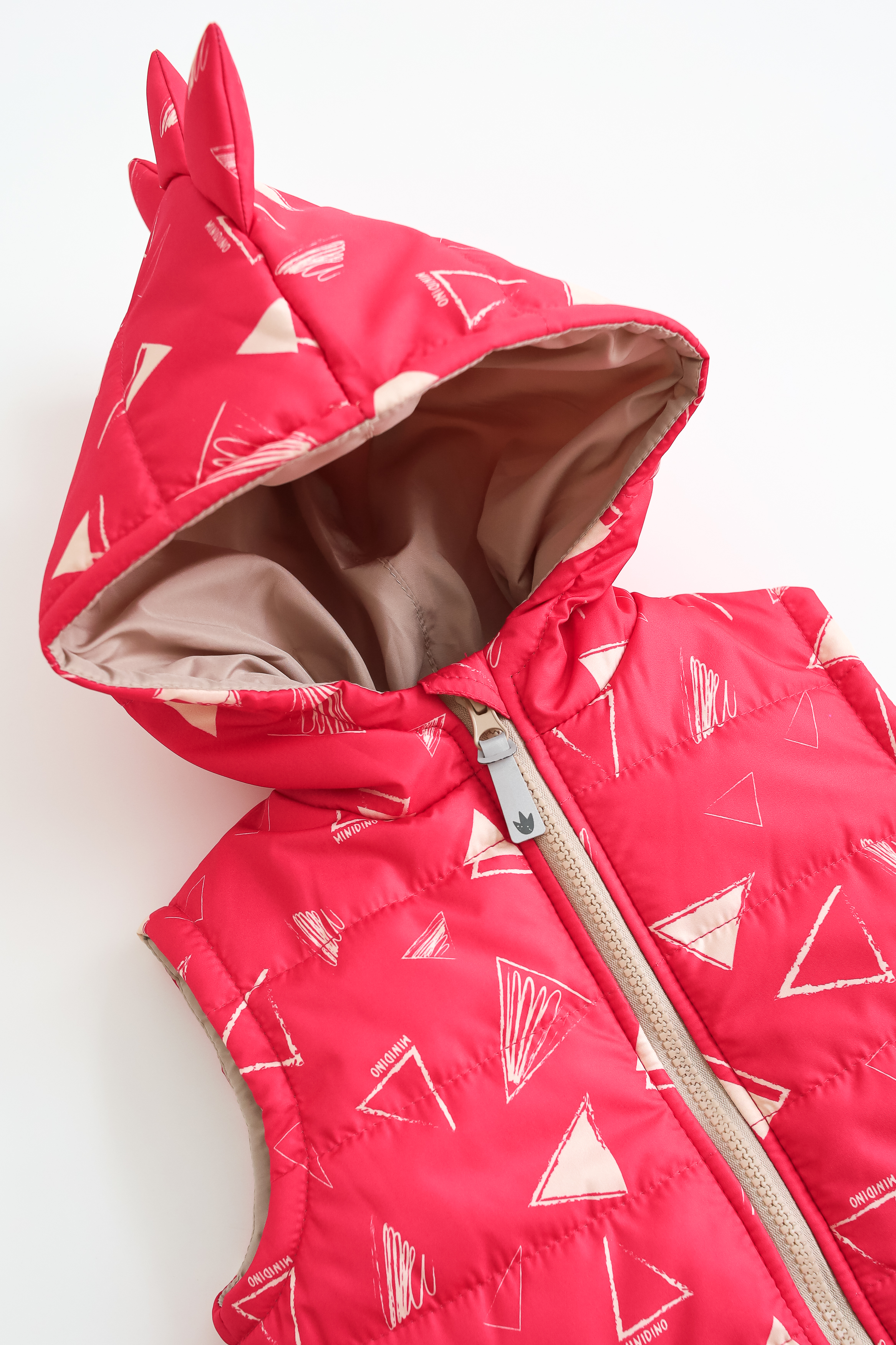 Жилет MINIDINO М010/1/ДЖилет утепленный детский Дино принт треугольник пион - фото 7