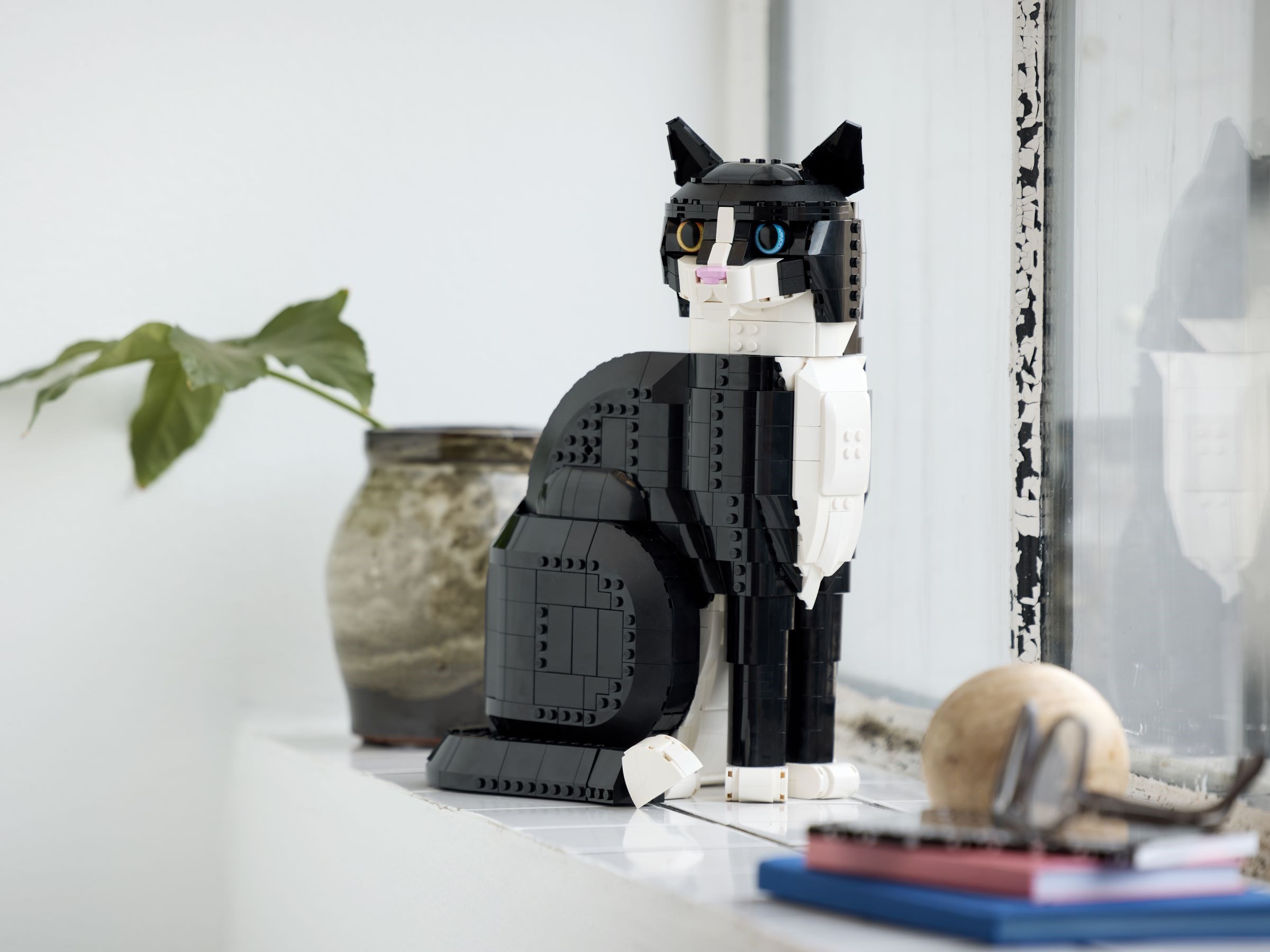 Конструктор LEGO Ideas 21349 1710 дет. - фото 6